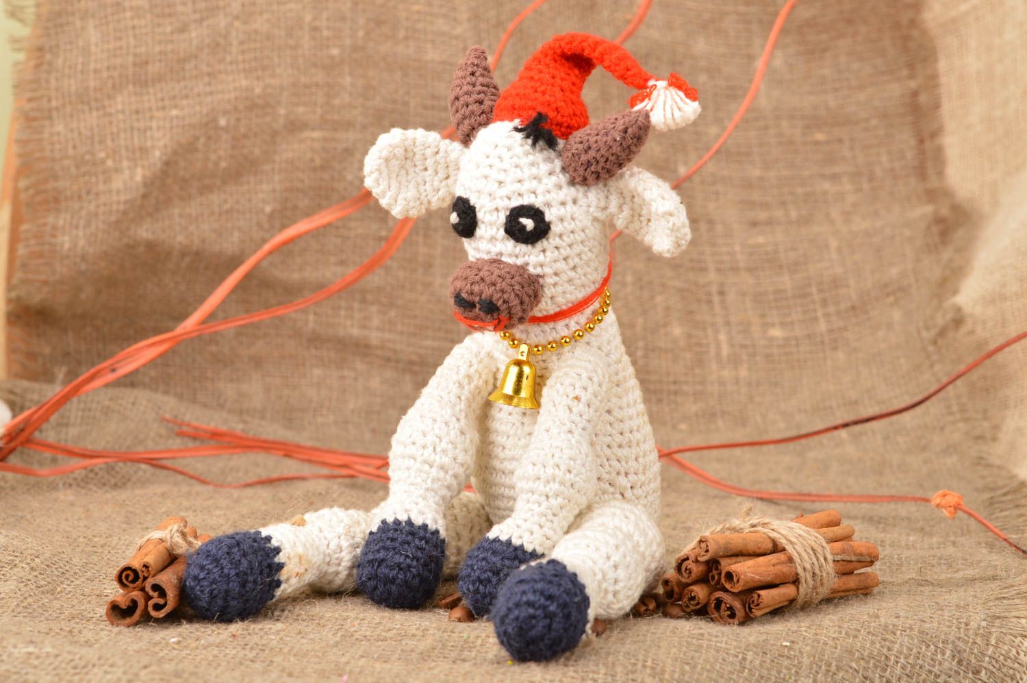 Petit jouet mou tricoté au crochet en fils acryliques décoration Taureau photo 1