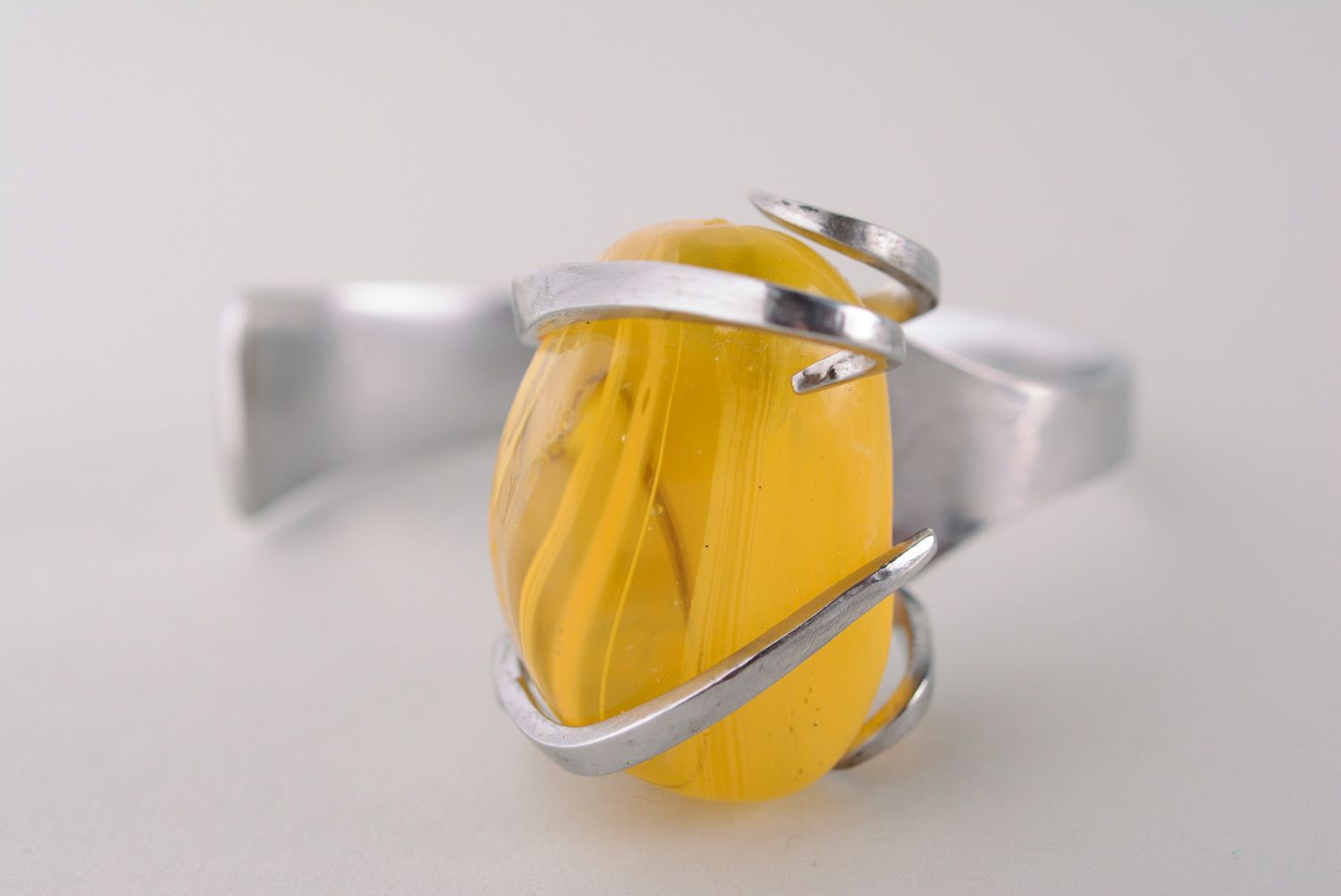 Симпатичный металлический браслет с желтым камнем фото 2