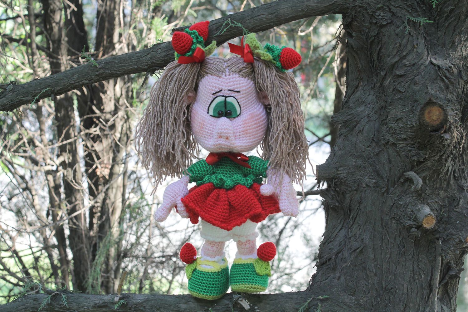 Gehäkelte Puppe Mädchen-Erdbeere foto 1