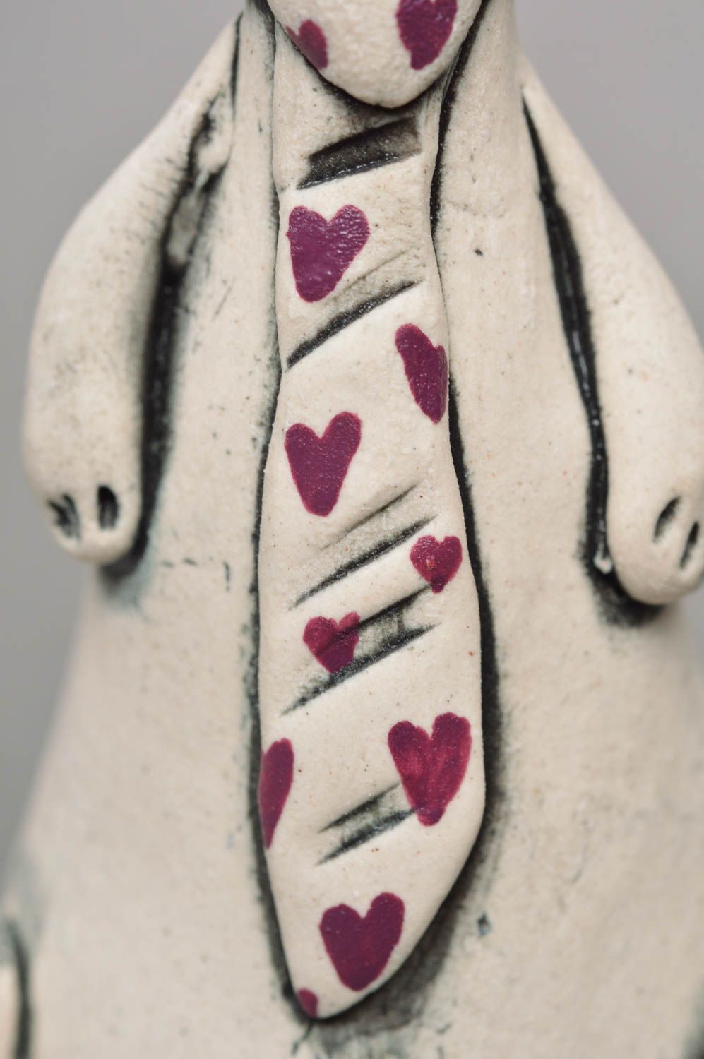 Фарфоровая статуэтка расписанная глазурью и акрилом хэнд мэйд Кот в галстуке фото 2