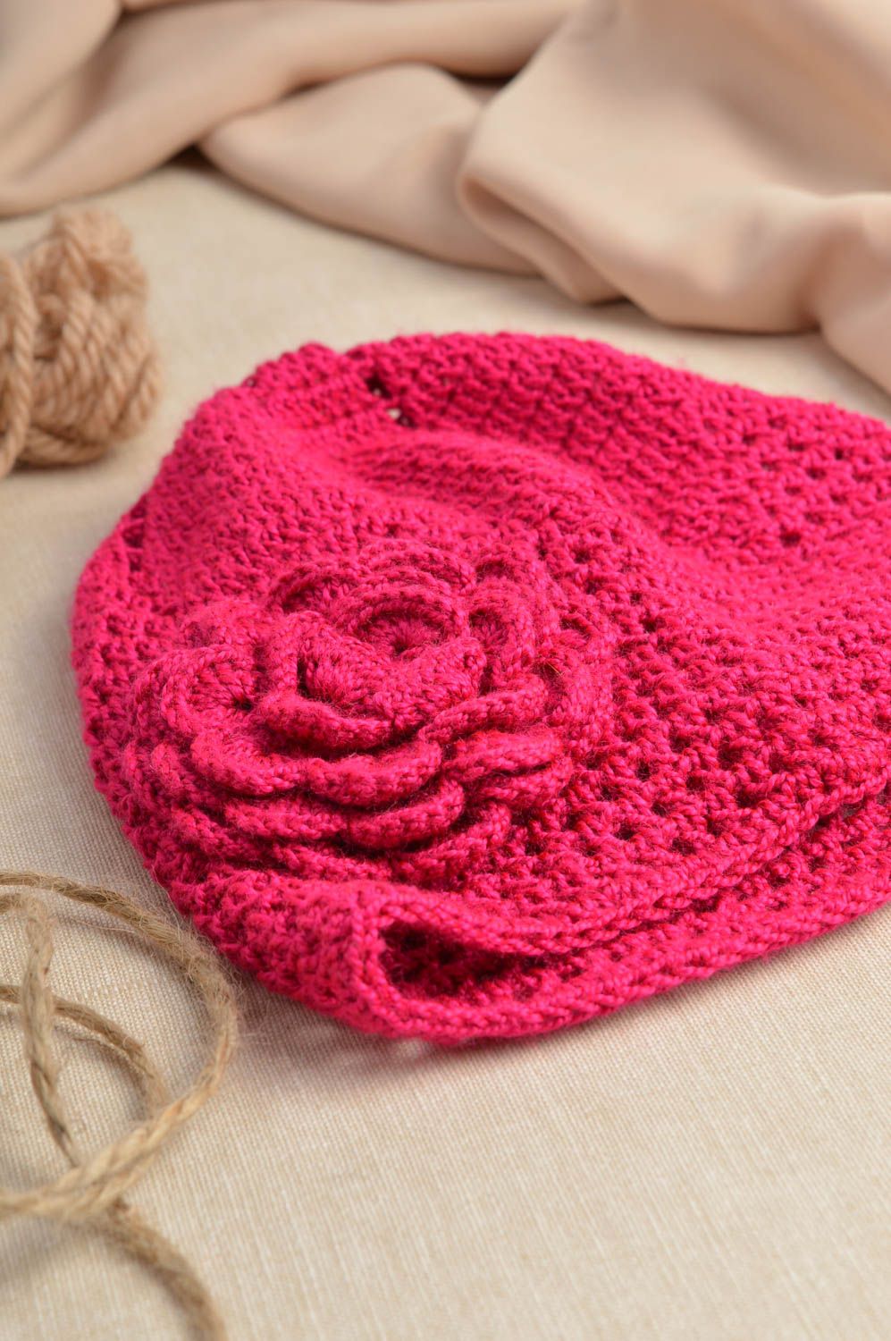 Bonnet tricot fait main Chapeau au crochet Vêtement enfant ajouré avec fleur photo 1