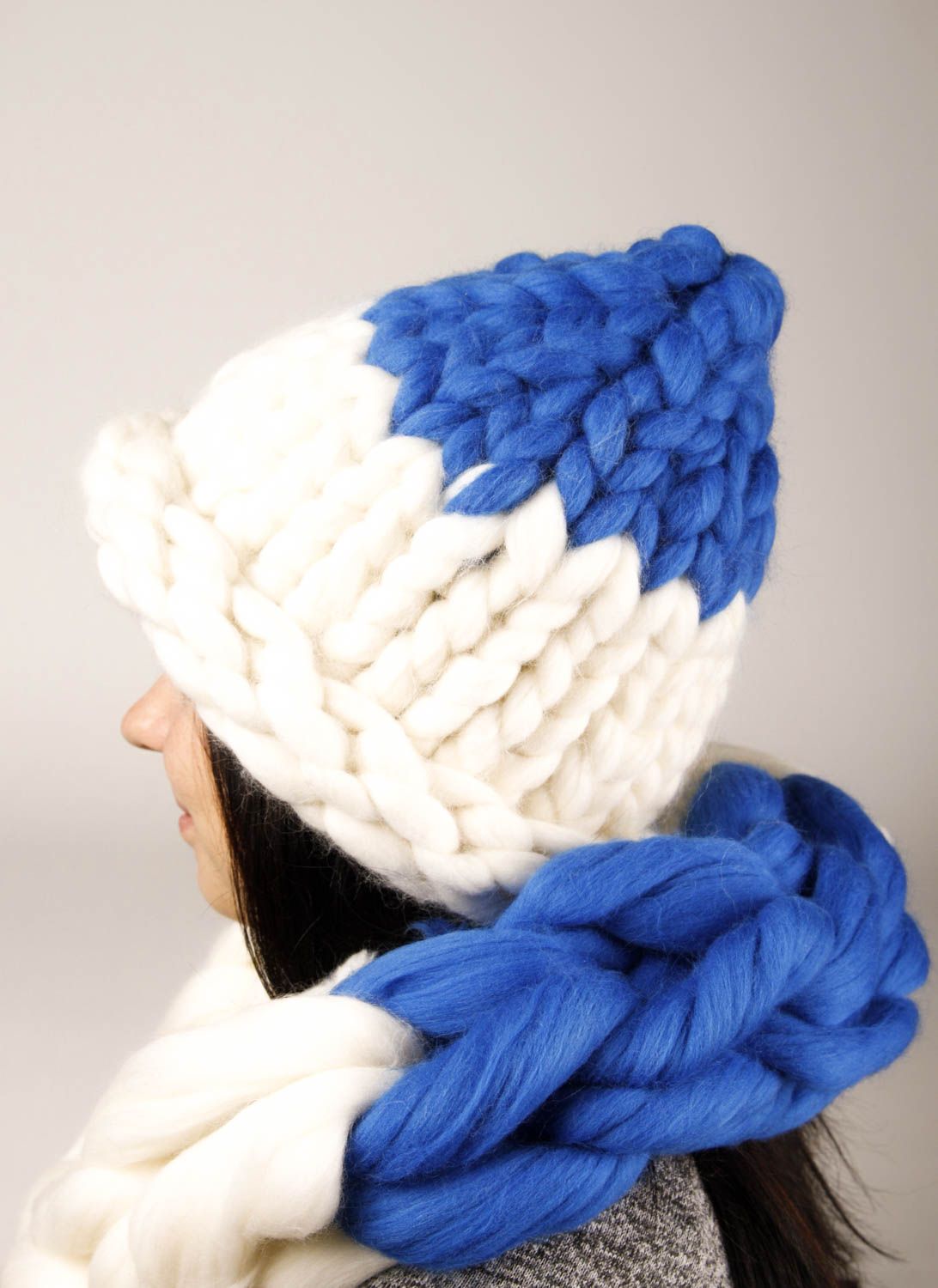 Шарф снуд ручной работы вязаная шапка из шерсти зимняя шапка белая с синим фото 3