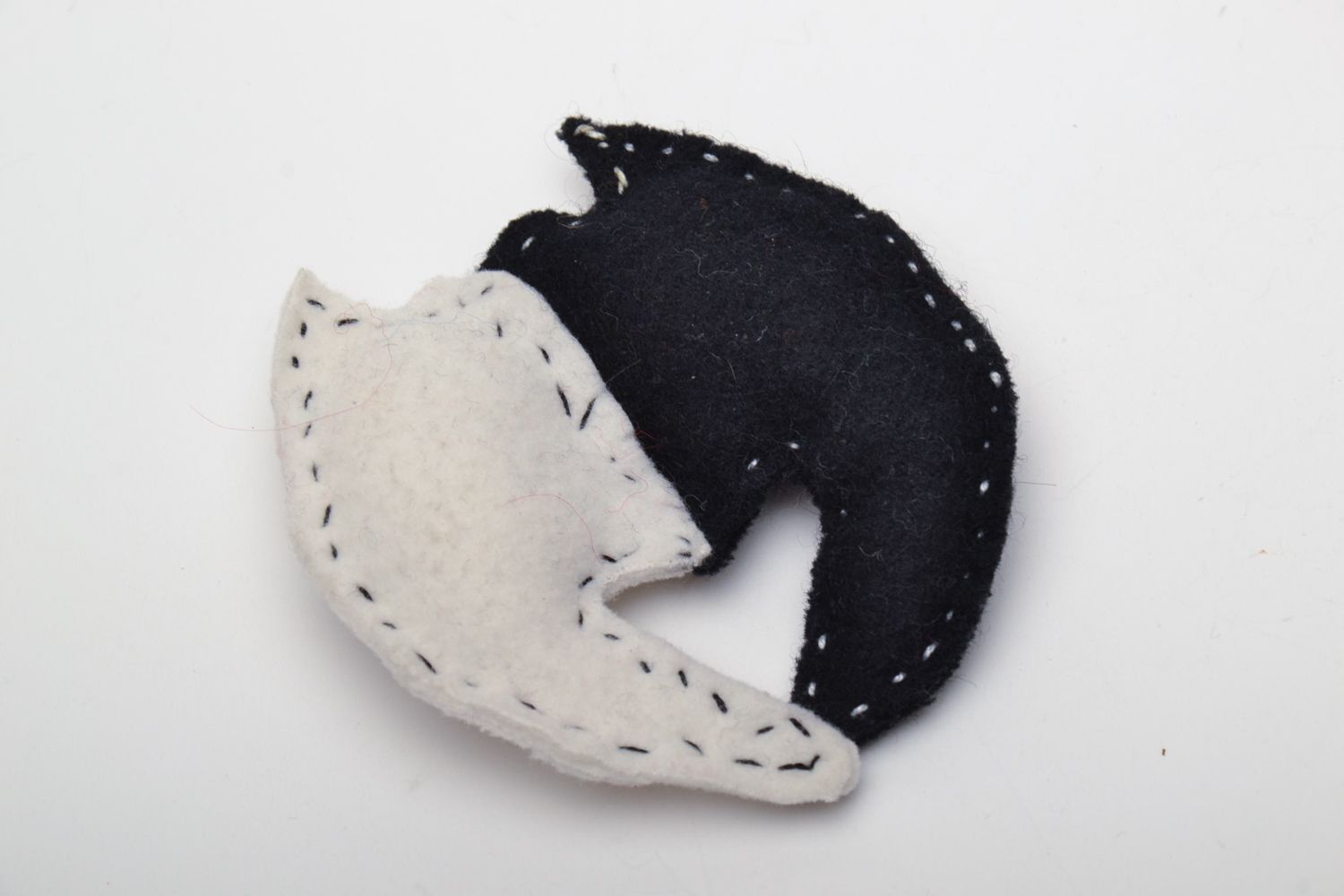 Petit jouet mou en feutre fait à la main en forme de deux Chats blanc et noir photo 4