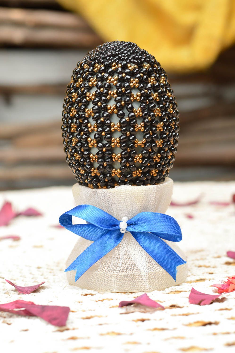 Oeuf de Pâques décoratif fait main original en perles de rocailles noires photo 1