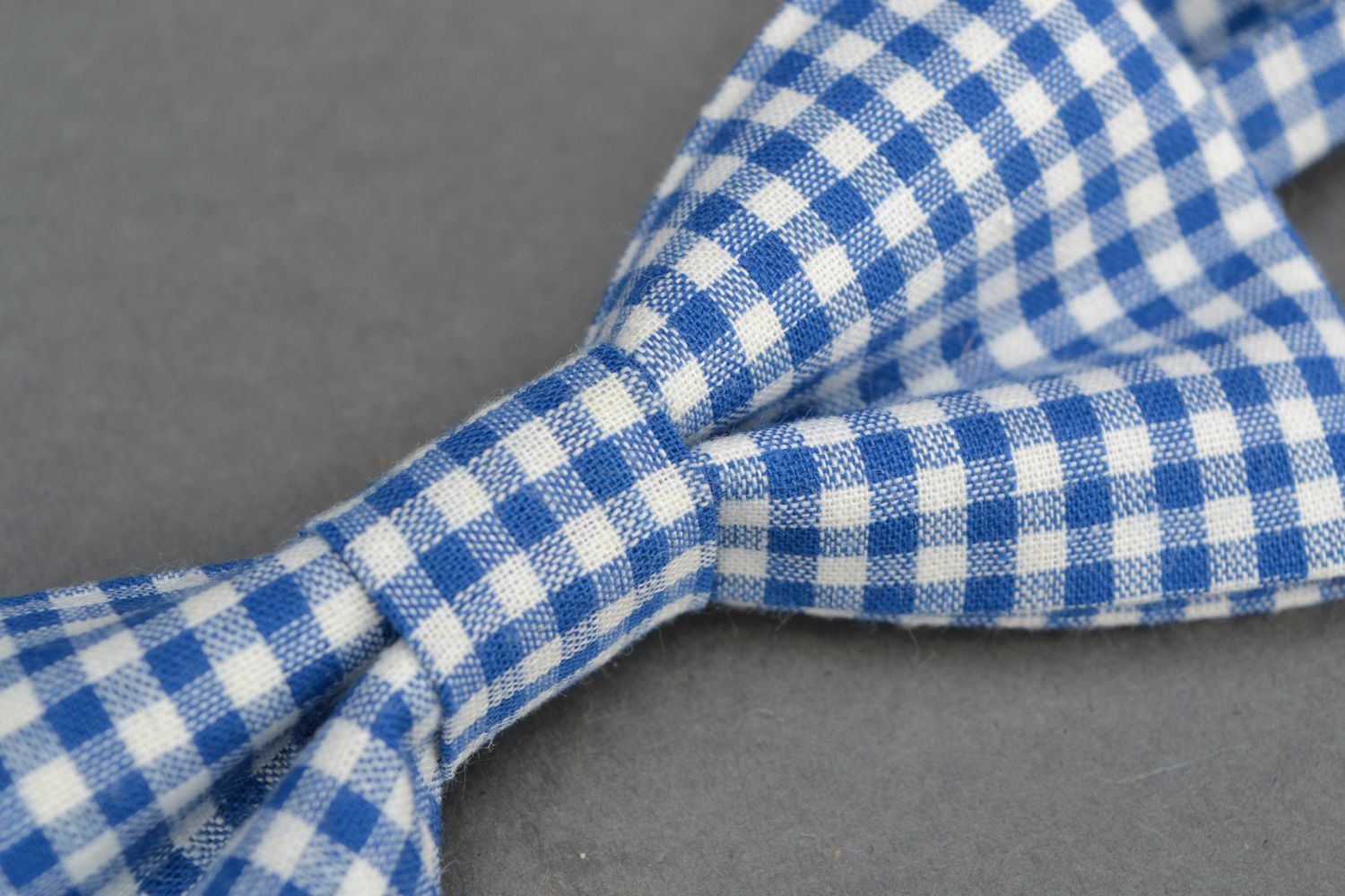 Текстильный галстук-бабочка в голубую клеточку фото 1