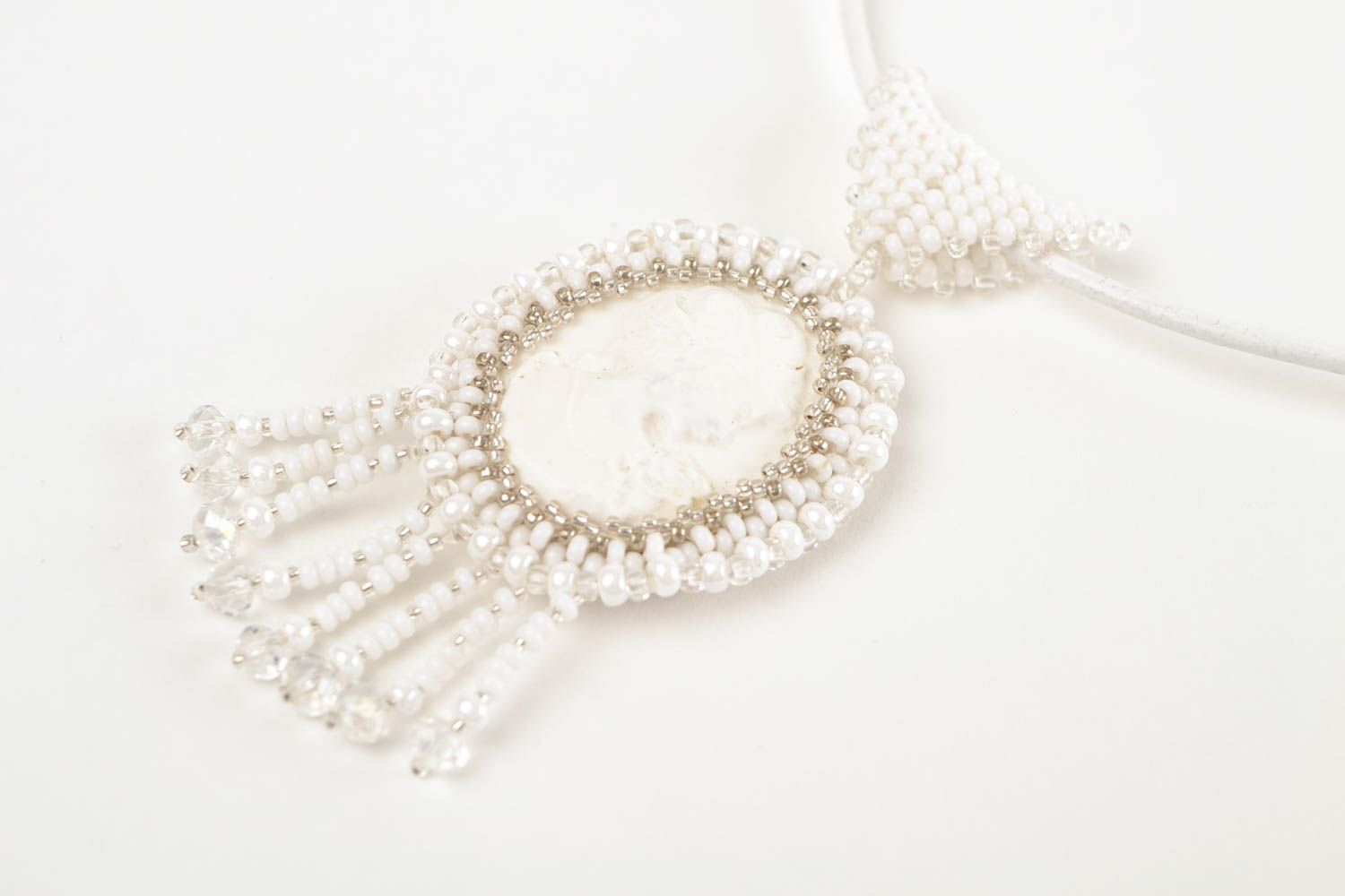 Pendentif blanc Bijou fait main Accessoire femme en perles de rocaille photo 4