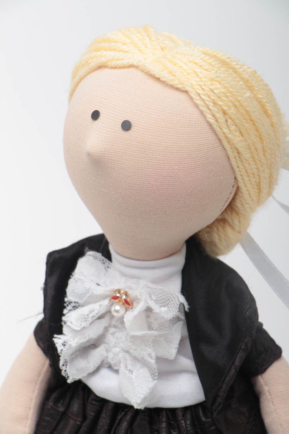 Poupée molle faite main en tissu blonde en robe noire cadeau pour enfant photo 3