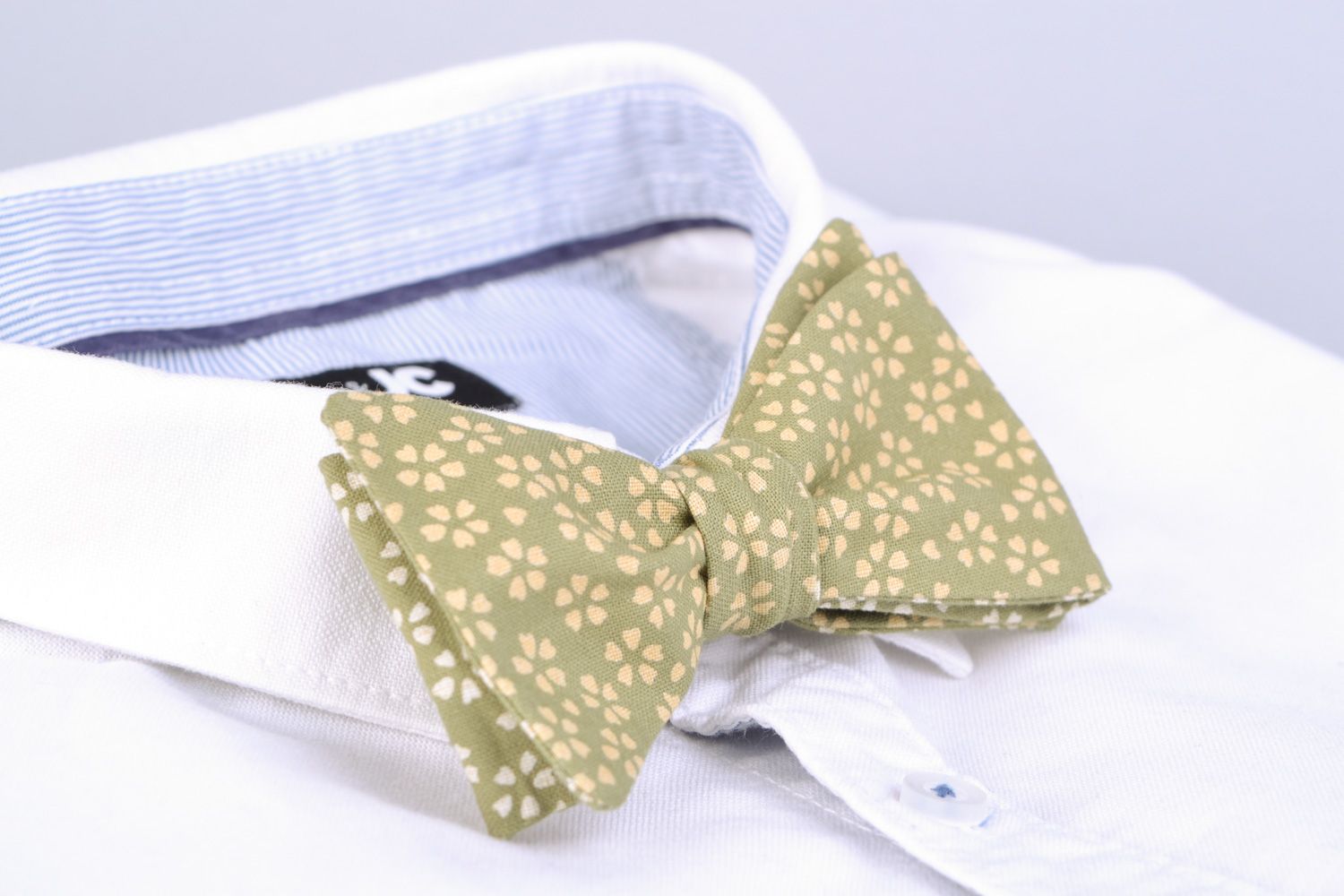 Handmade bow tie sewn of cotton fabric with floral pattern in calm color palette photo 1