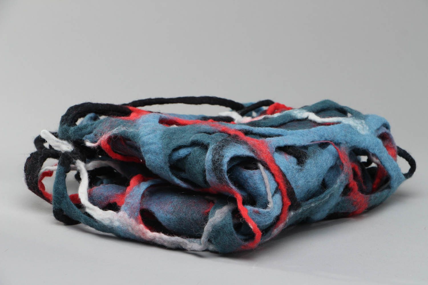 Écharpe chaude originale en laine technique de feutrage photo 2