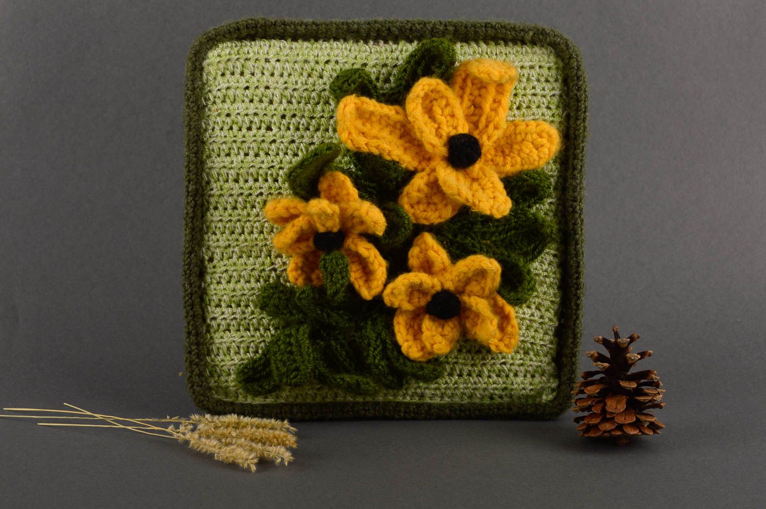 Petit tableau avec fleurs jaunes Tableau fait main vert au crochet Cadeau femme photo 1