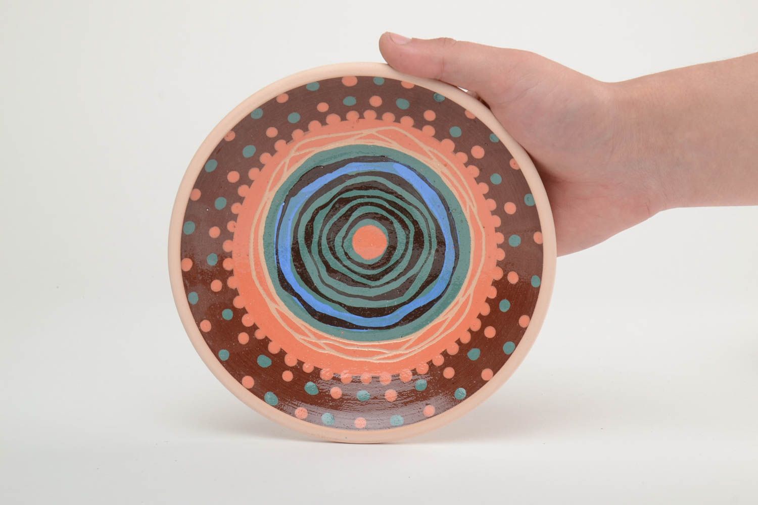 Глиняная тарелка ручной работы расписанная глазурью и эмалью объемом 200 мл фото 5