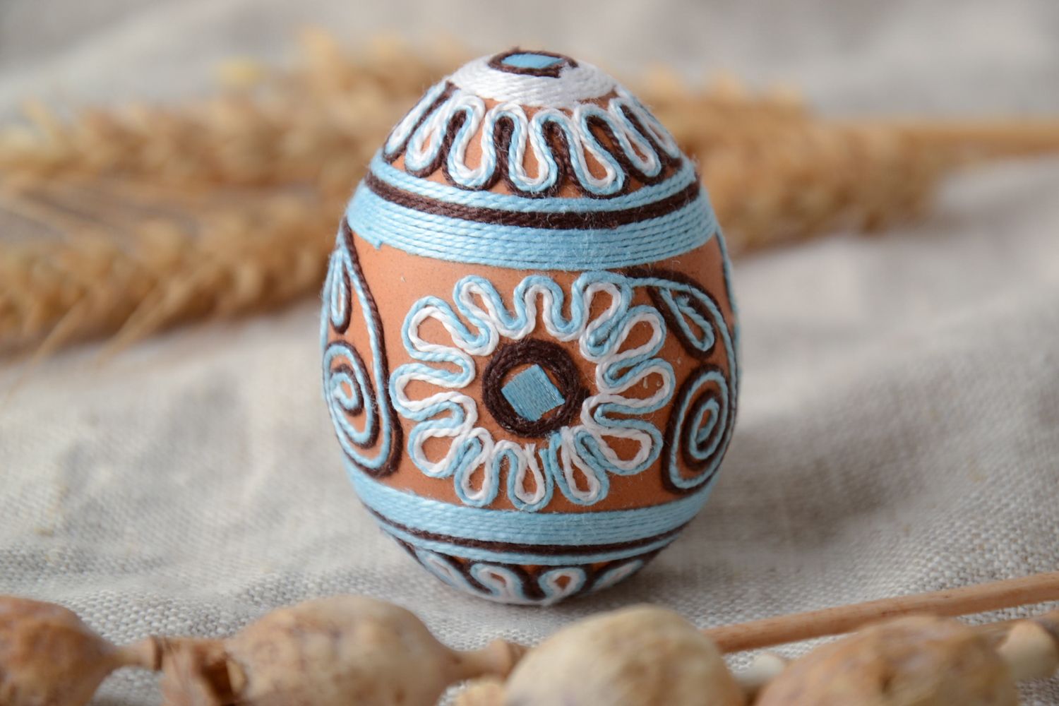 Oeuf de Pâques fait main décoratif entouré de fils de soie bleu original photo 1
