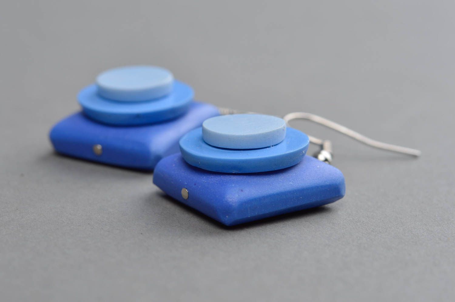 Kleine sommerliche quadratische blaue handgemachte Ohrringe mit Anhängern foto 4