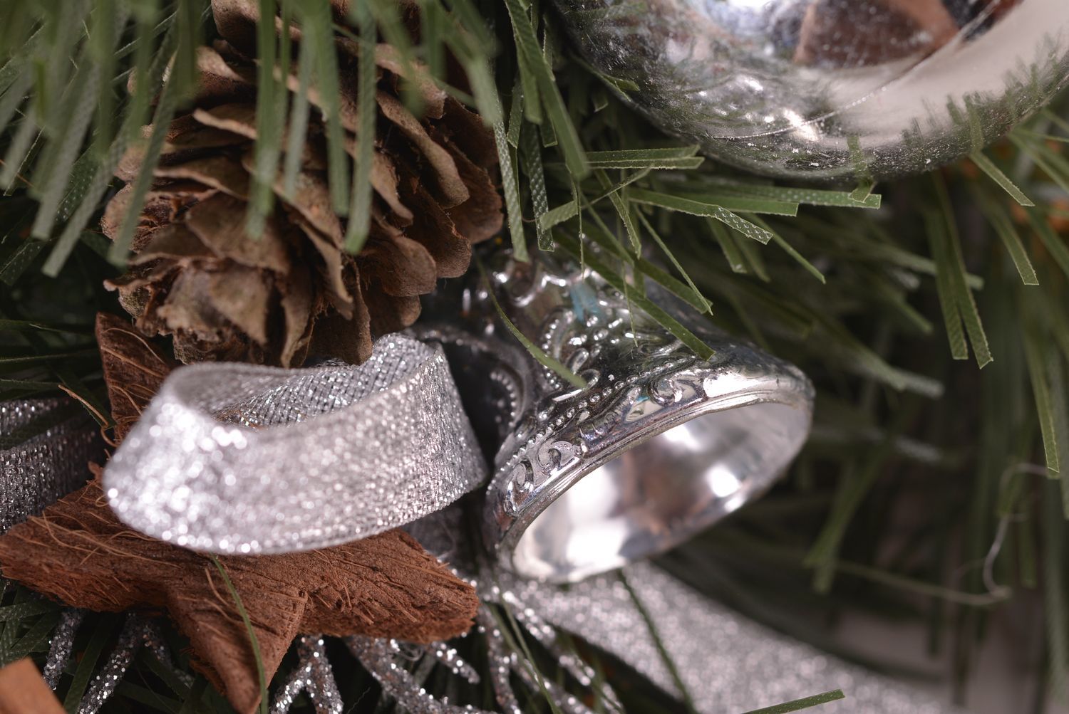 Игрушка на елку ручной работы декор для дома новогоднее украшение из шишек фото 3