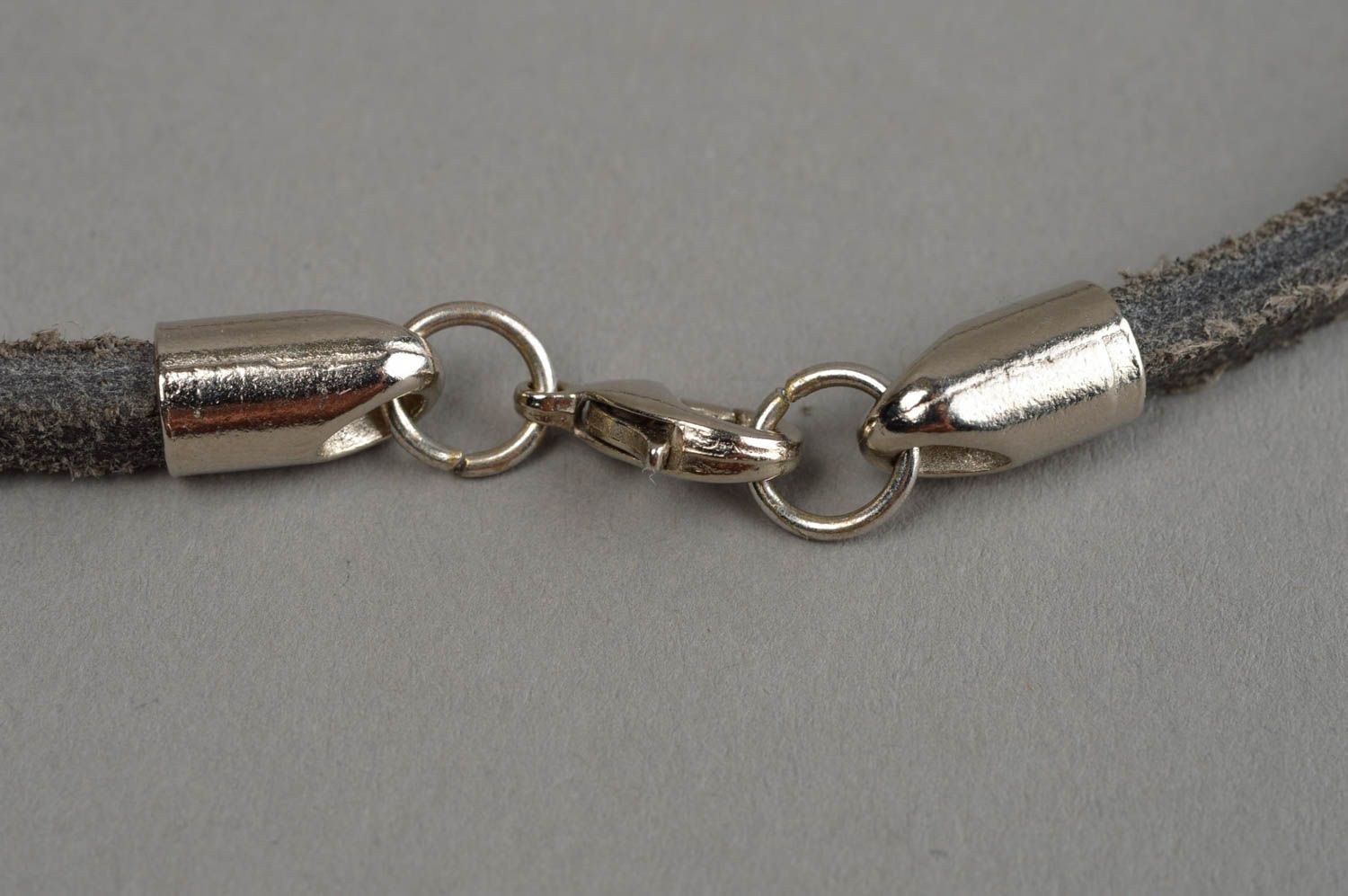 Bracelet fait main en cuir naturel gris avec pendeloques métalliques long photo 9