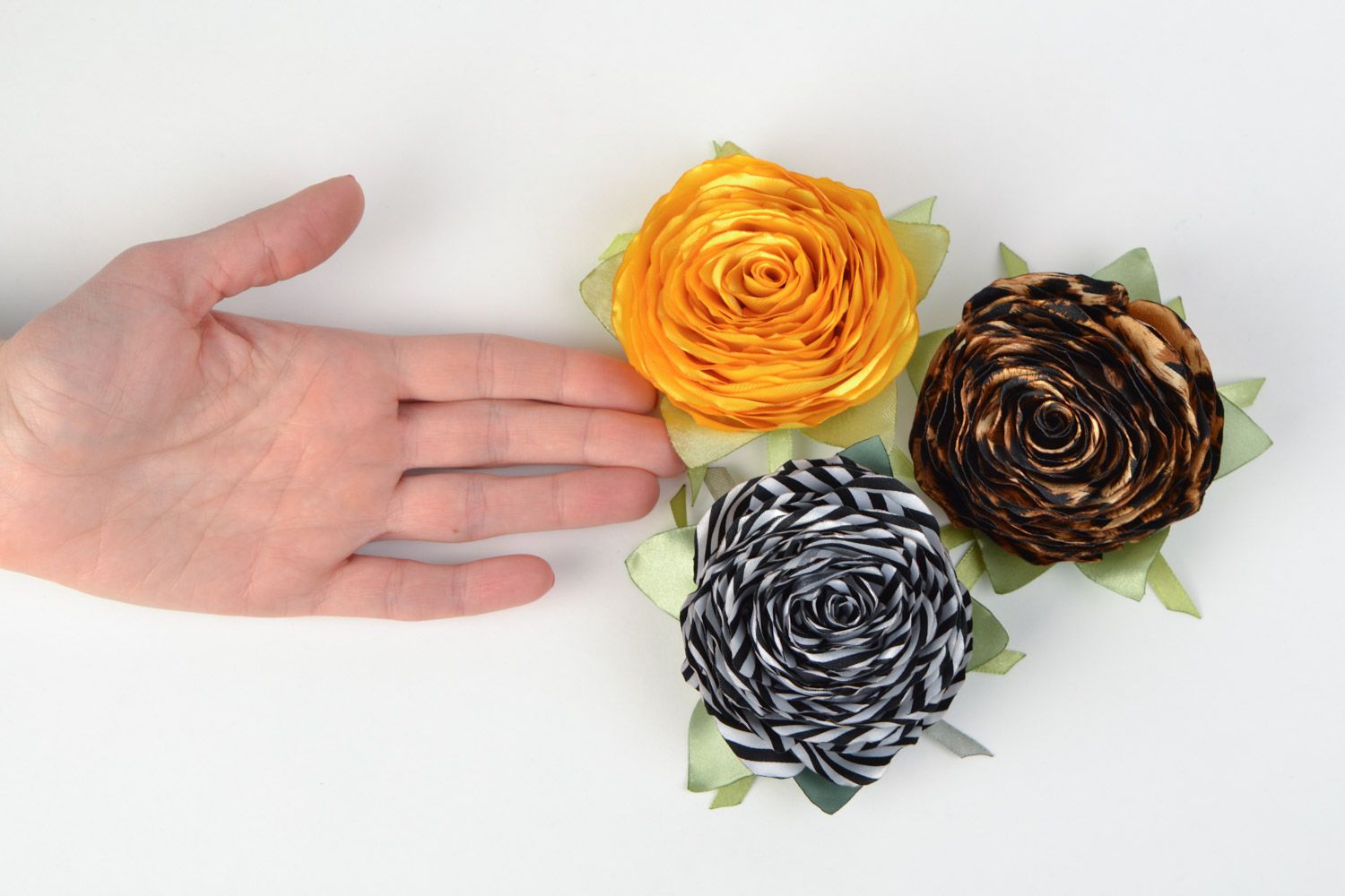Conjunto de broches de raso artesanales 3 piezas con forma de rosas multicolor  foto 1