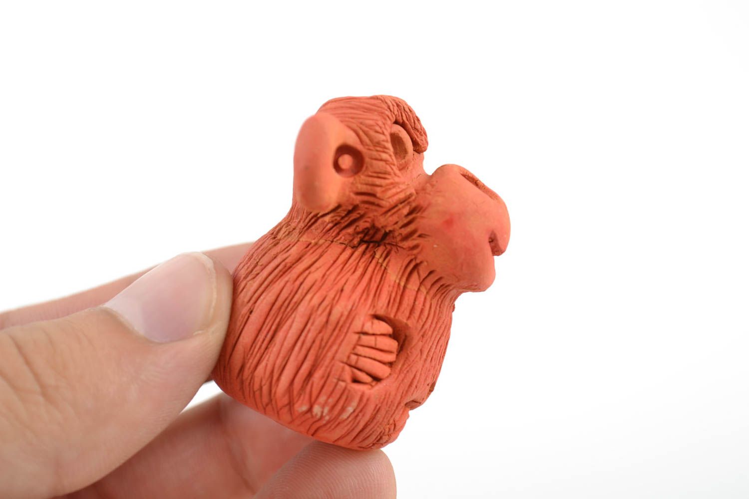 Figura de arcilla roja artesanal con forma de mona divertida modelada foto 2