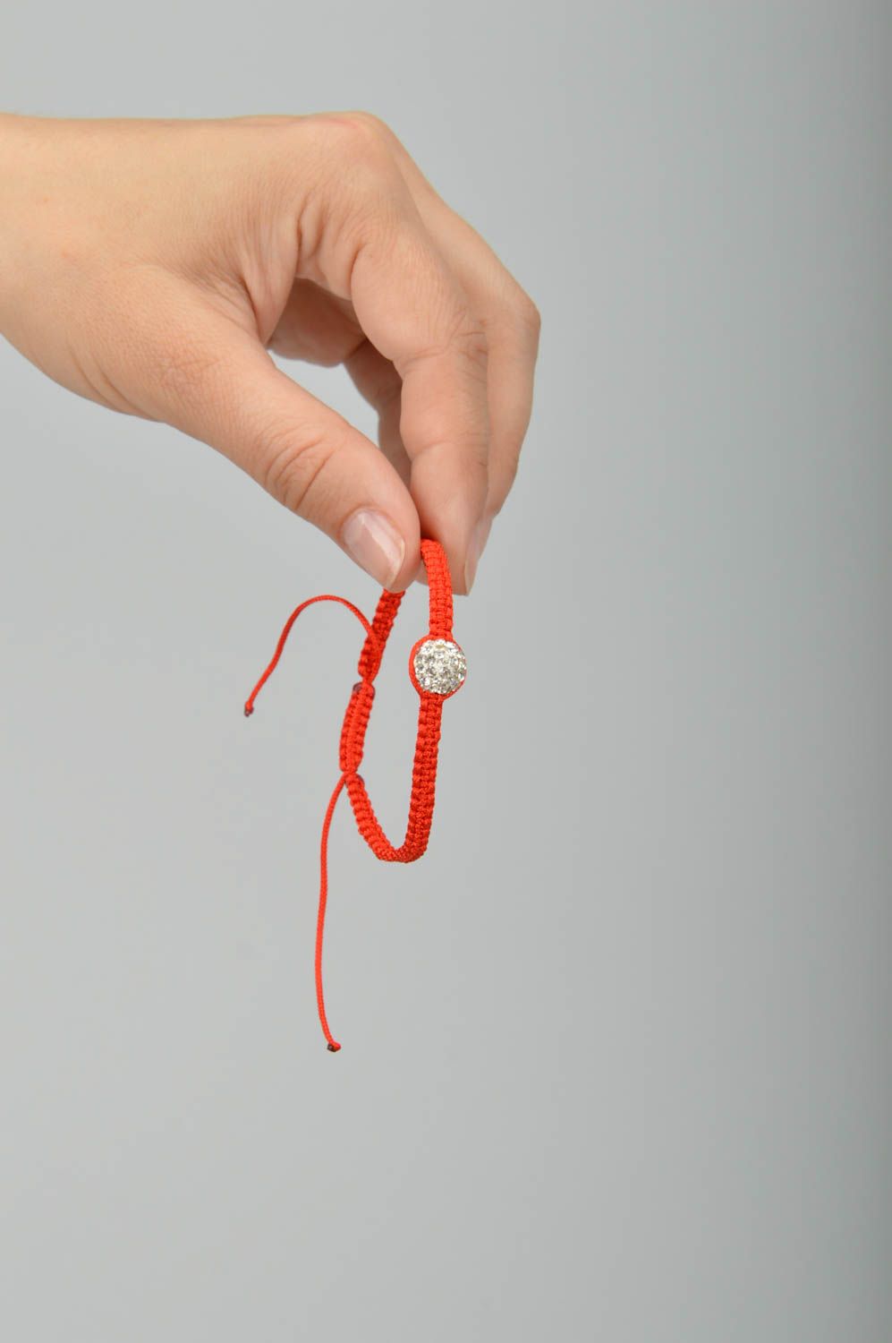 Bracelet fait main fin tressé en lacet ciré rouge Boule blanche accessoire photo 2