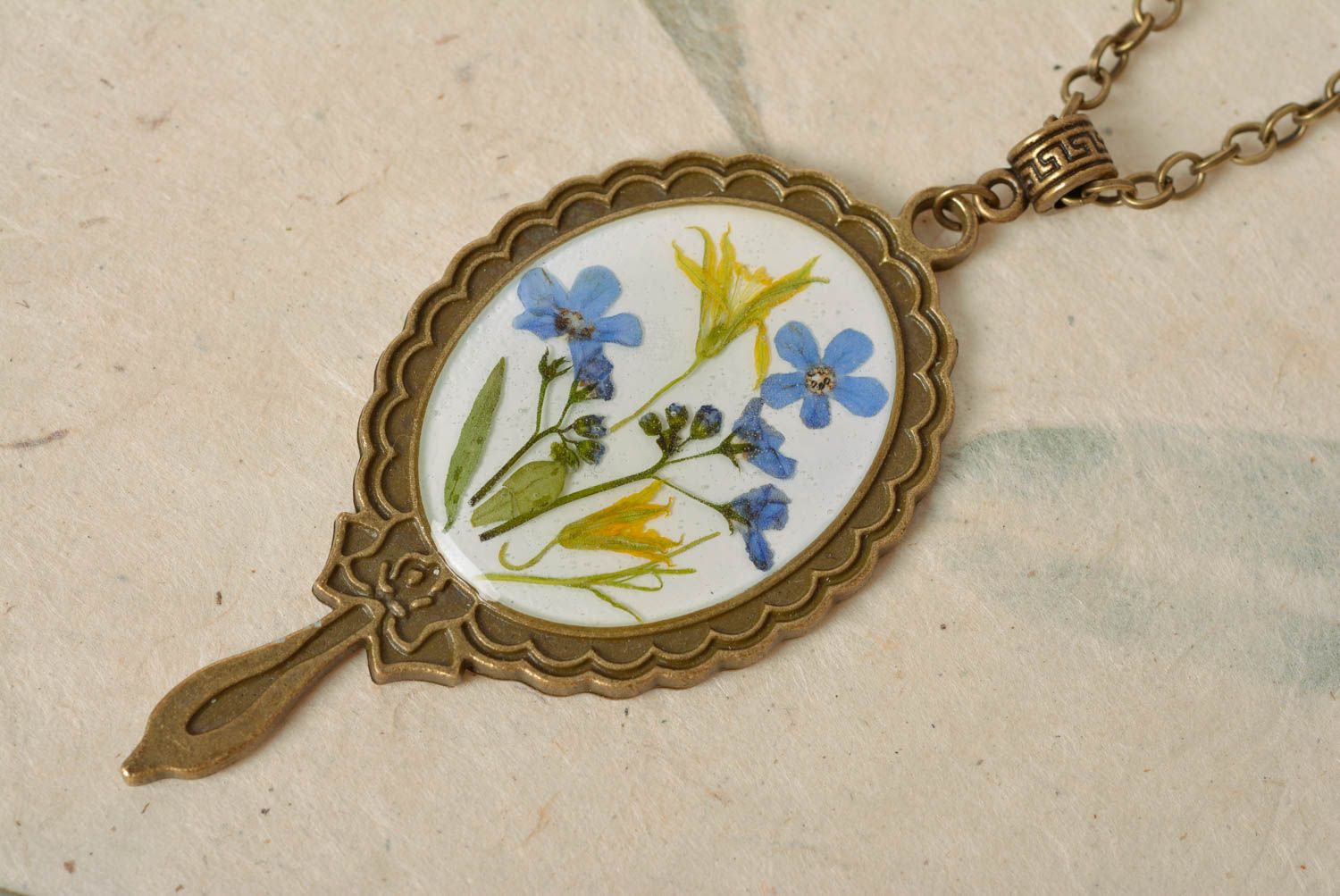 Handmade vintage oval neck pendant with dried flowers coated with epoxy photo 3