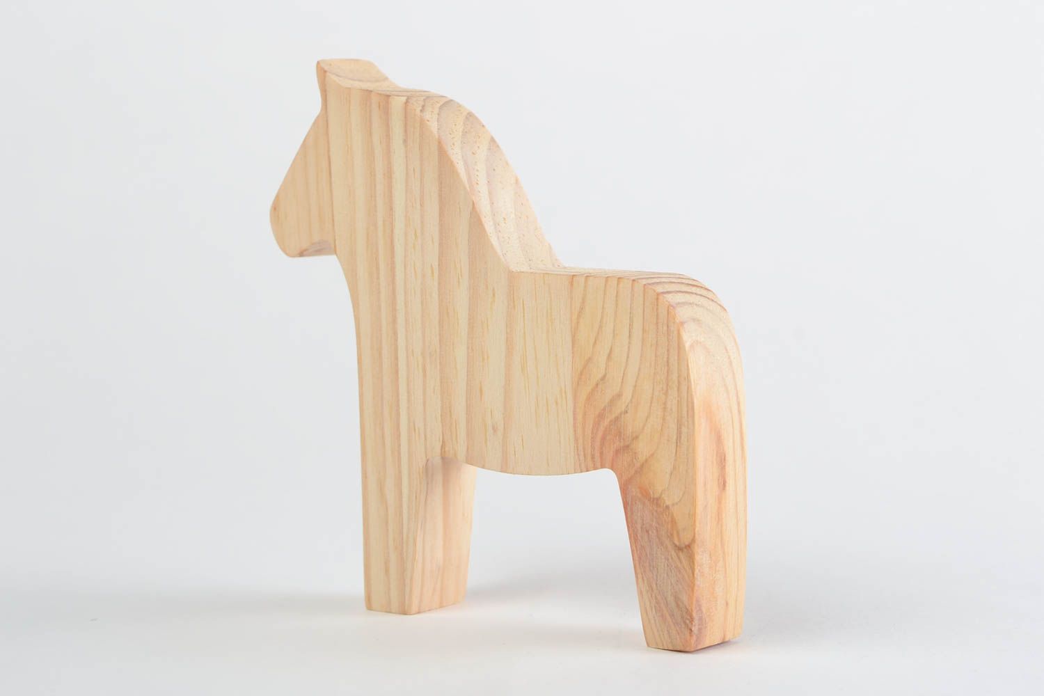 Игрушка из дерева ручной работы лошадка светлая маленького размера для детей фото 5