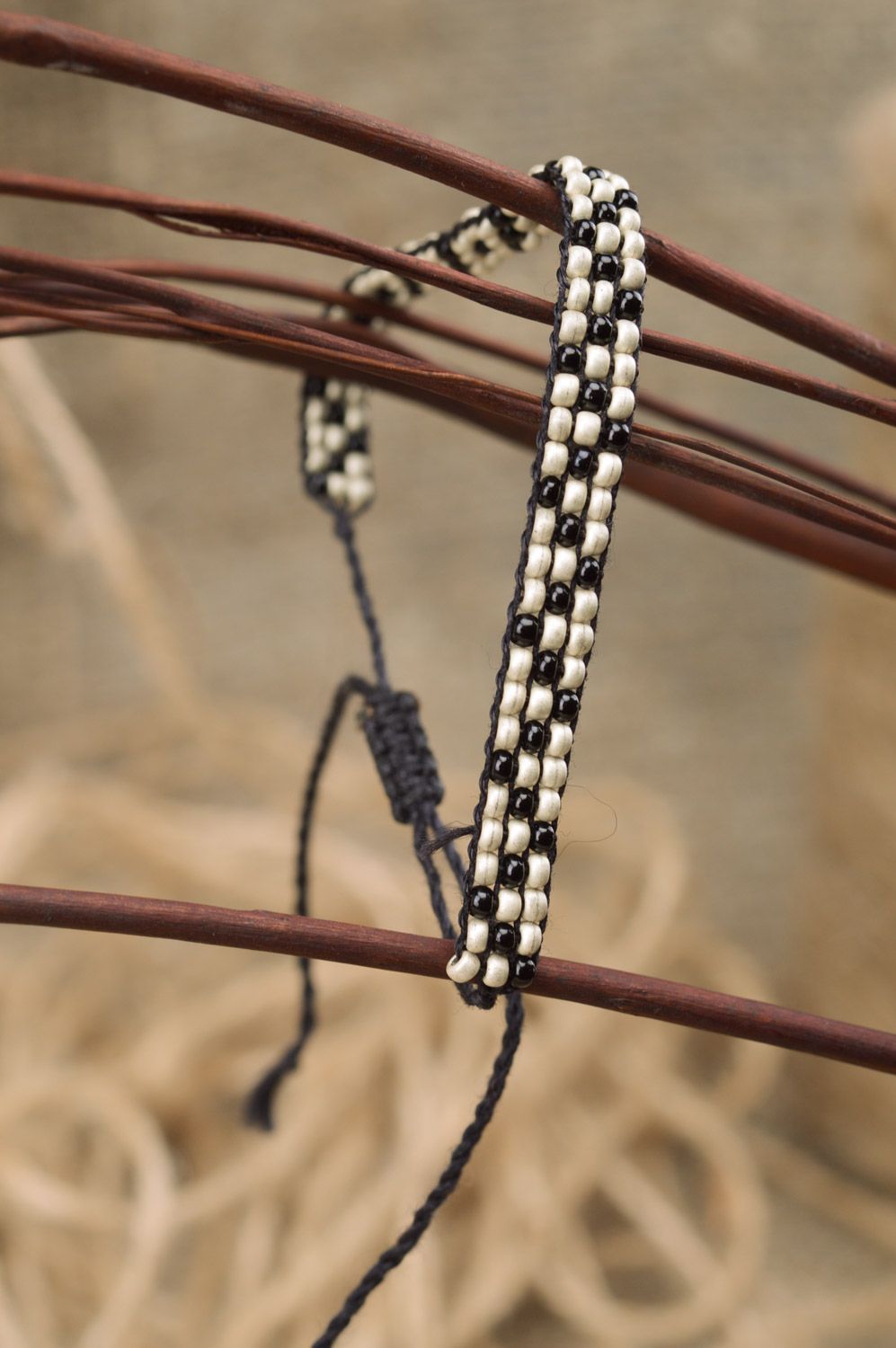 Тонкий браслет из бисера на завязках с бело-черным узором ручной работы простой фото 1