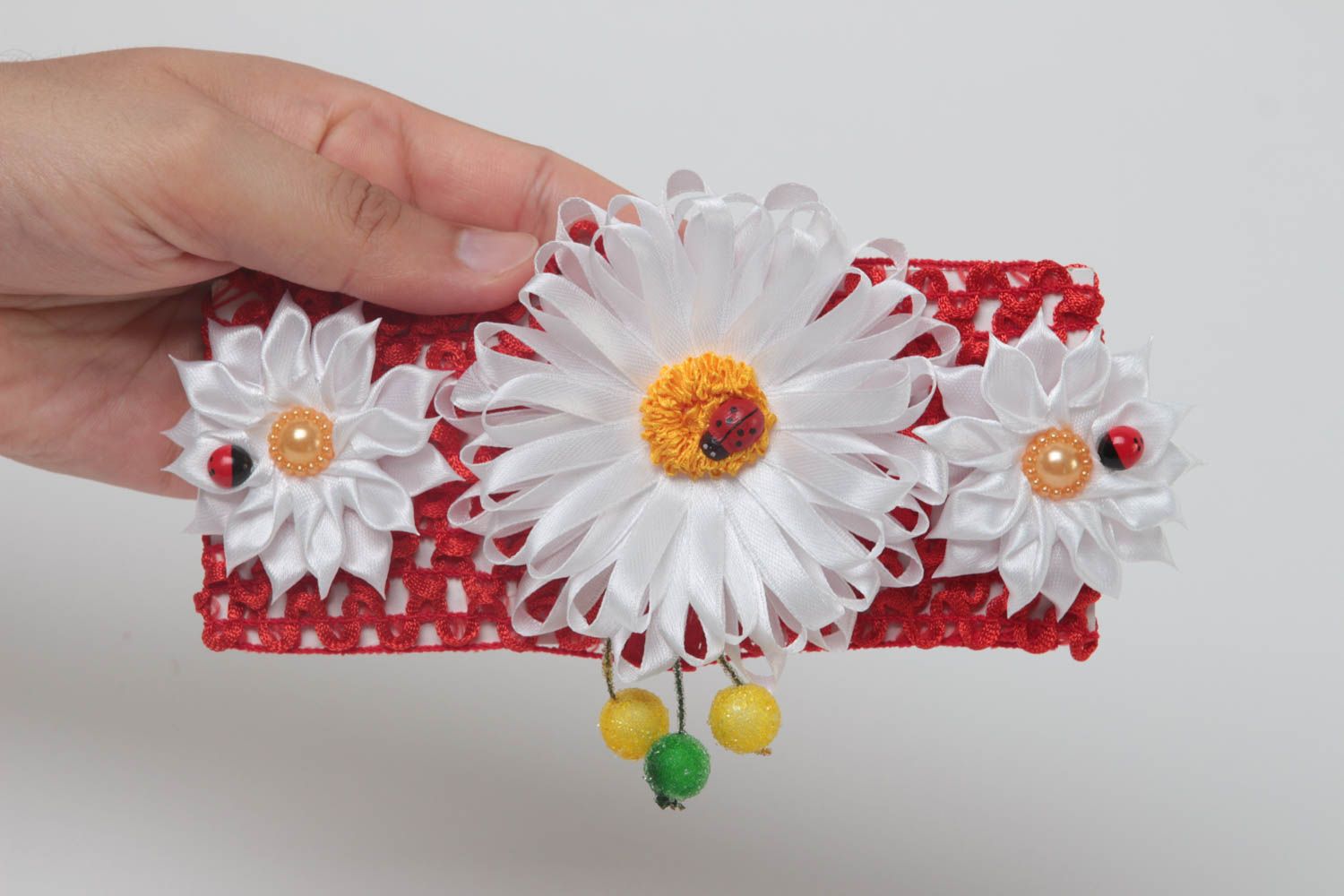Повязка на голову с цветками в технике канзаши ручной работы красная для девочки фото 5