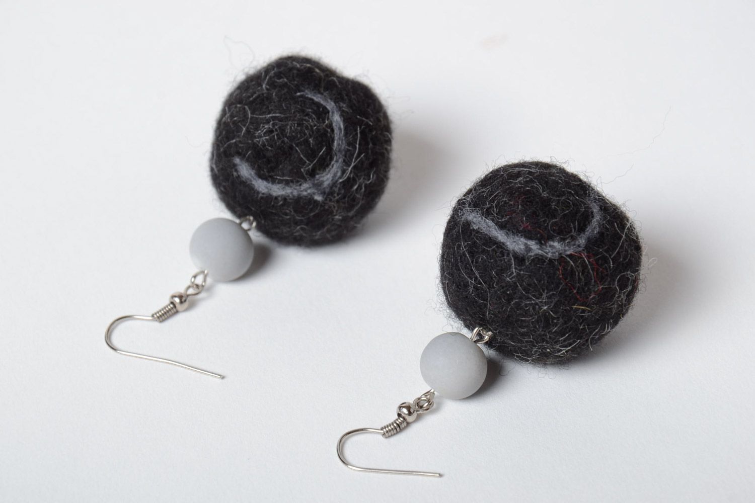 Boucles d'oreilles boules en laine feutrée faites main noires pendantes photo 3