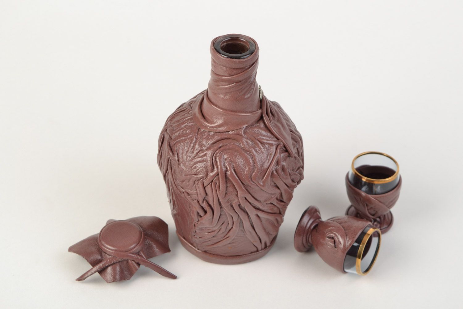 Hangemachte Deko Flasche und Gläser im Leder in Mocca Farbe für Kollektion foto 4