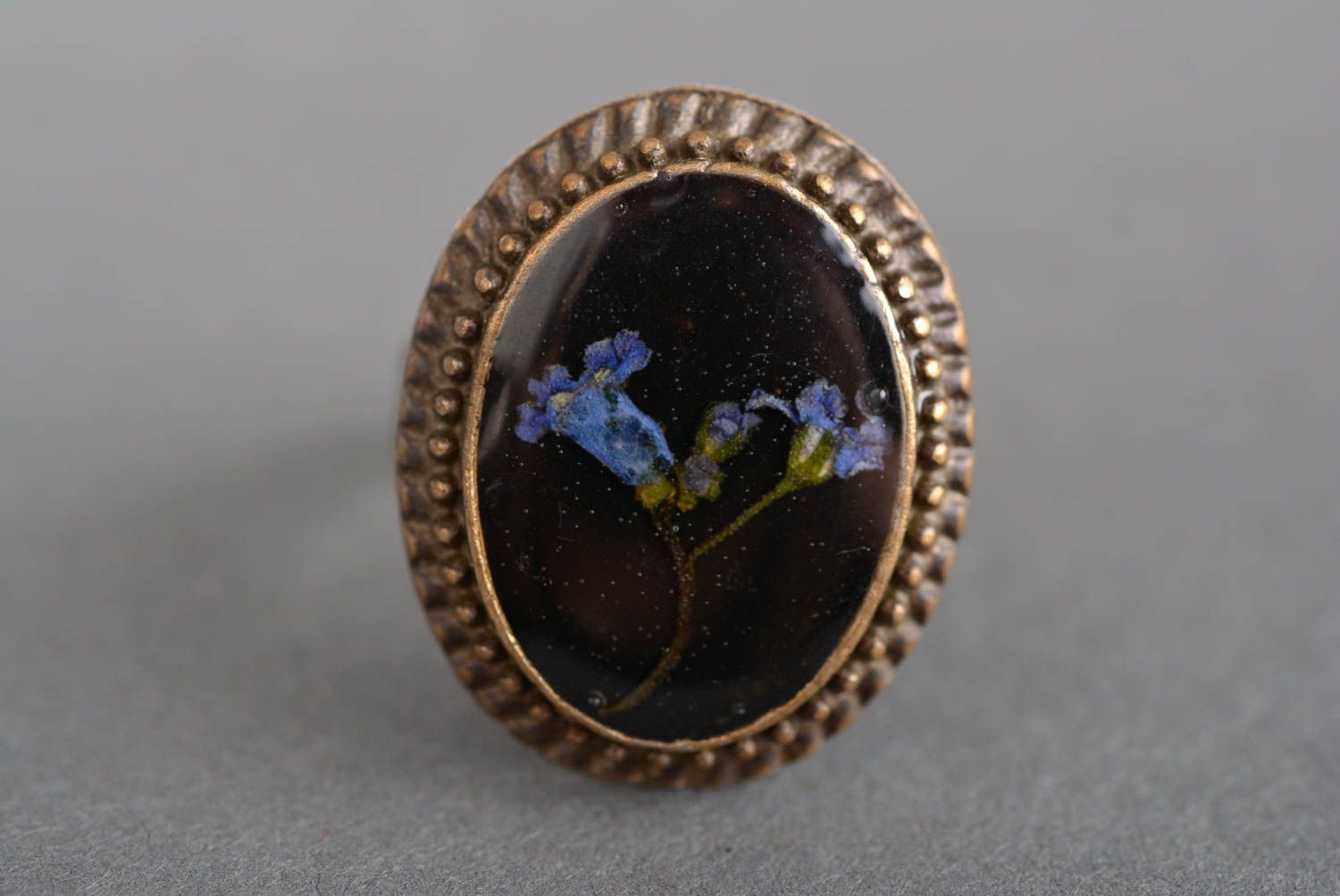 Кольцо ручной работы женское кольцо украшение из эпоксидной смолы круглое фото 2