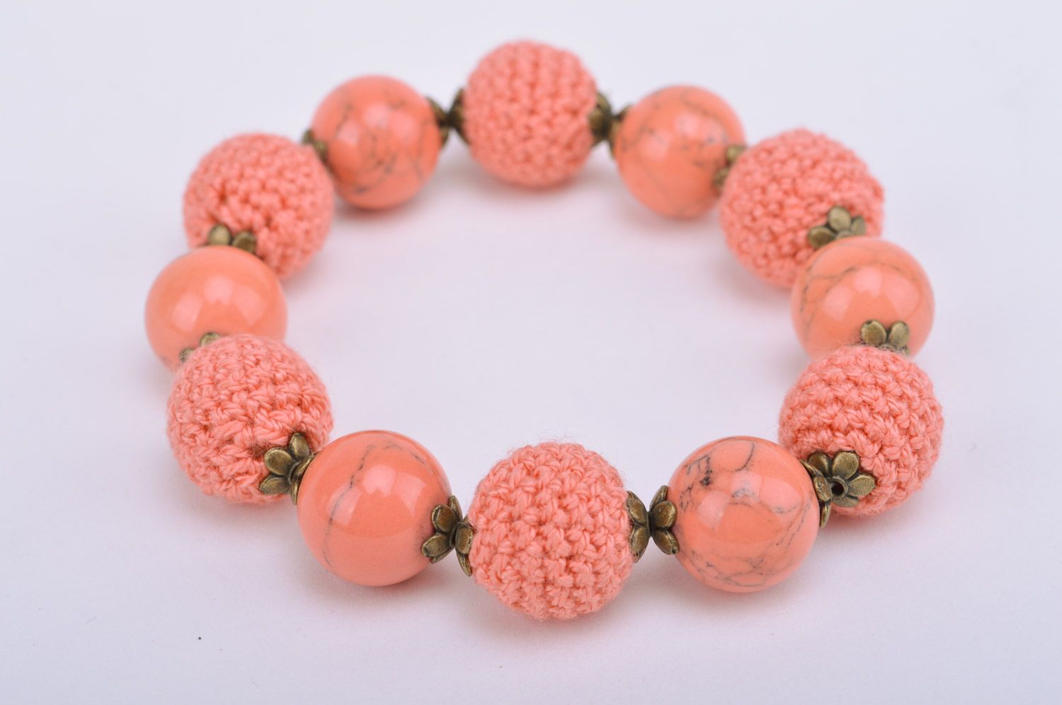 Bracelet fait main en perles tricotées de fils rose pastel tendre accessoire photo 5