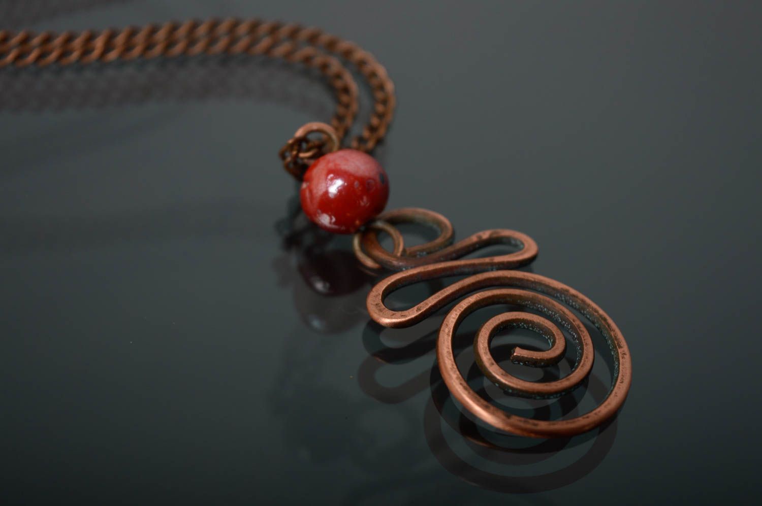 Twisted copper pendant with coral bead photo 2