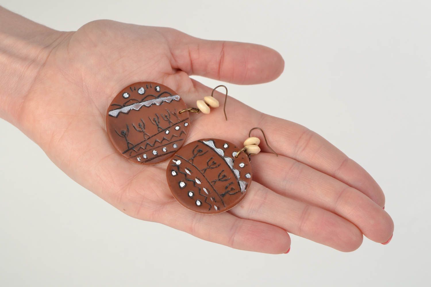Boucles d'oreilles en pâte polymère faites main rondes avec perles en bois photo 2