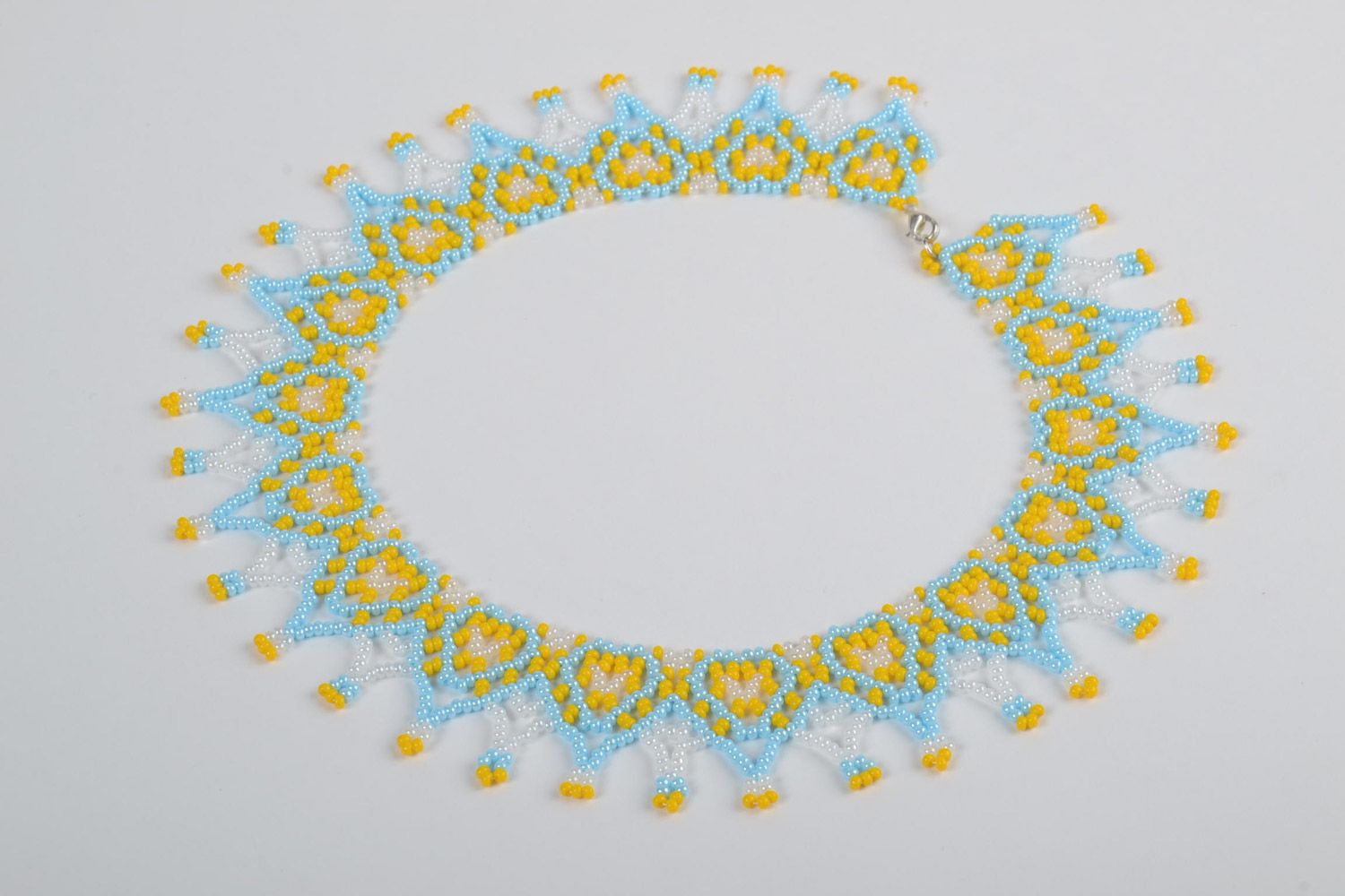 Künstlerisches handgemachtes Collier aus Glasperlen in Gelb Blau und Weiß  foto 2