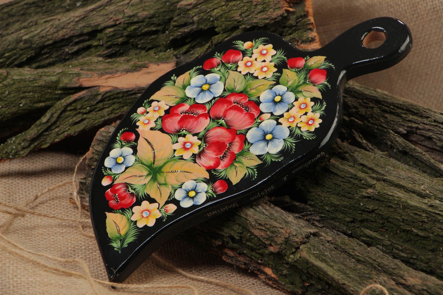 Tabla de cortar decorada hecha a mano de madera pintada al óleo con flores foto 1