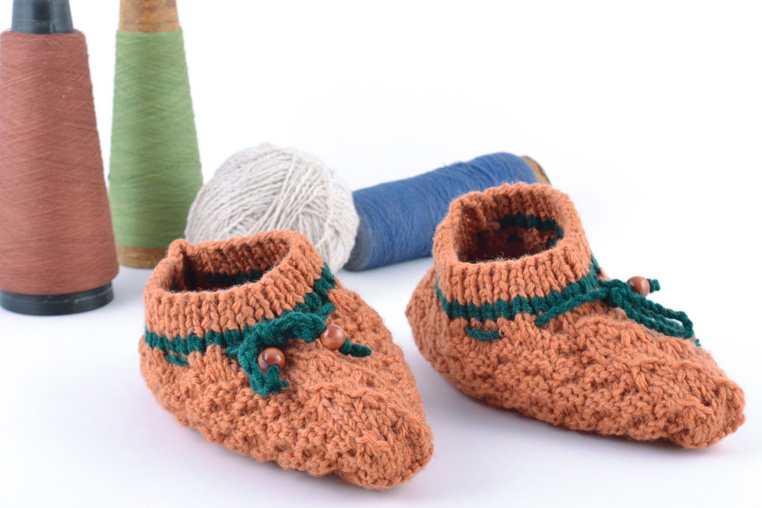 Patucos tejidos de lana natural artesanales en punto para bebés marrones foto 1