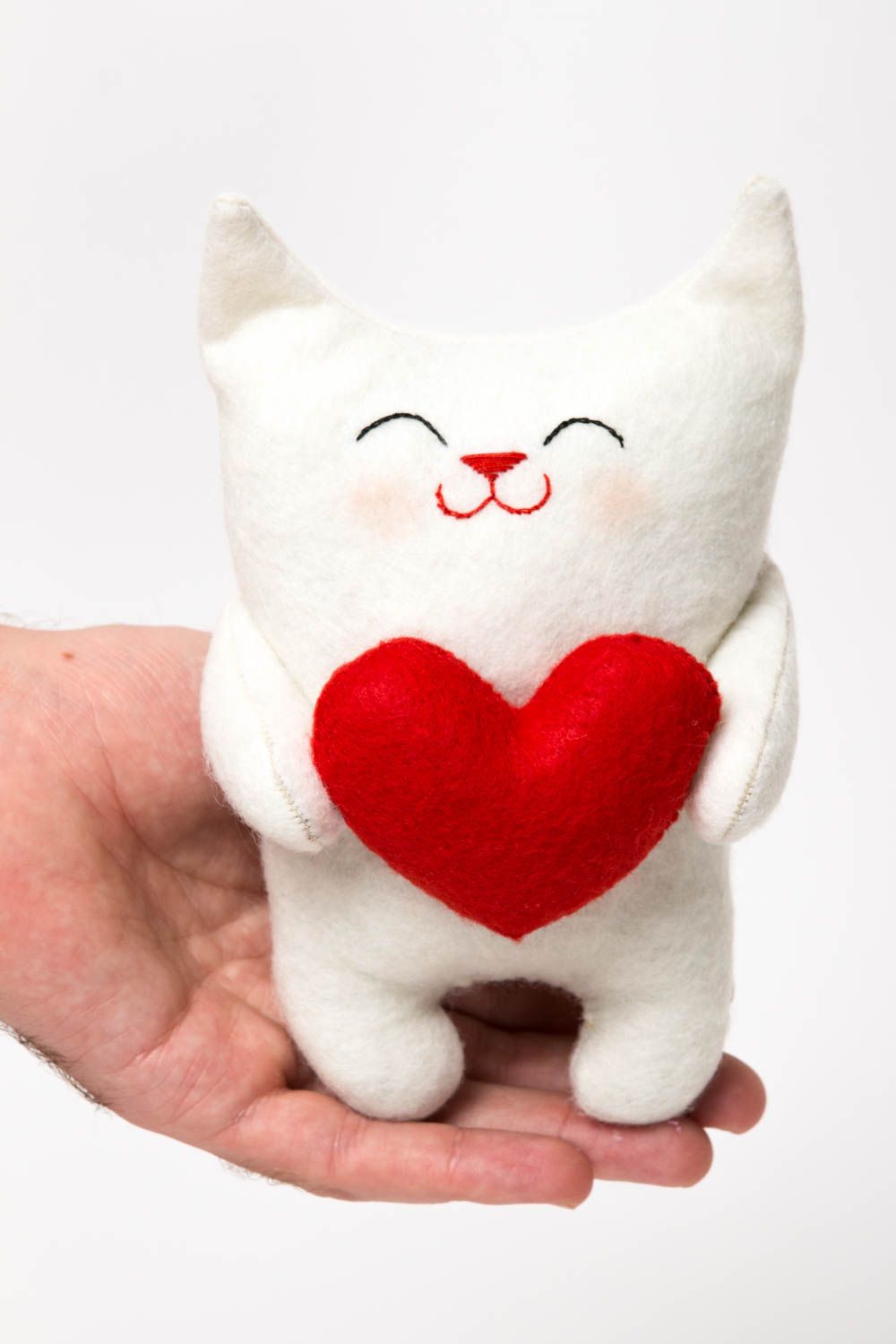 Peluche chat avec coeur rouge Jouet fait main en feutre Cadeau original photo 5