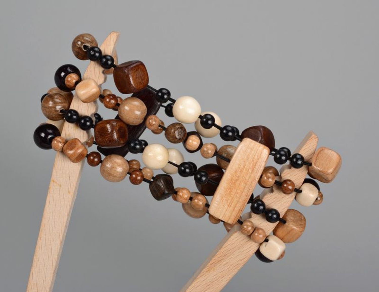 Bracelet manchette en perles de bois photo 4