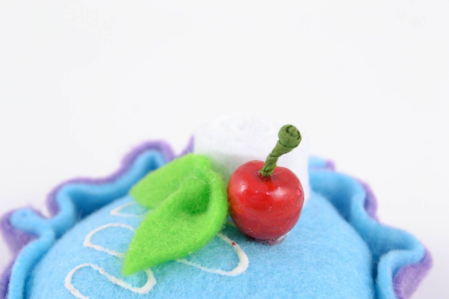 Petit pique-aiguilles en feutre en forme de gâteau multicolore fait main  photo 5