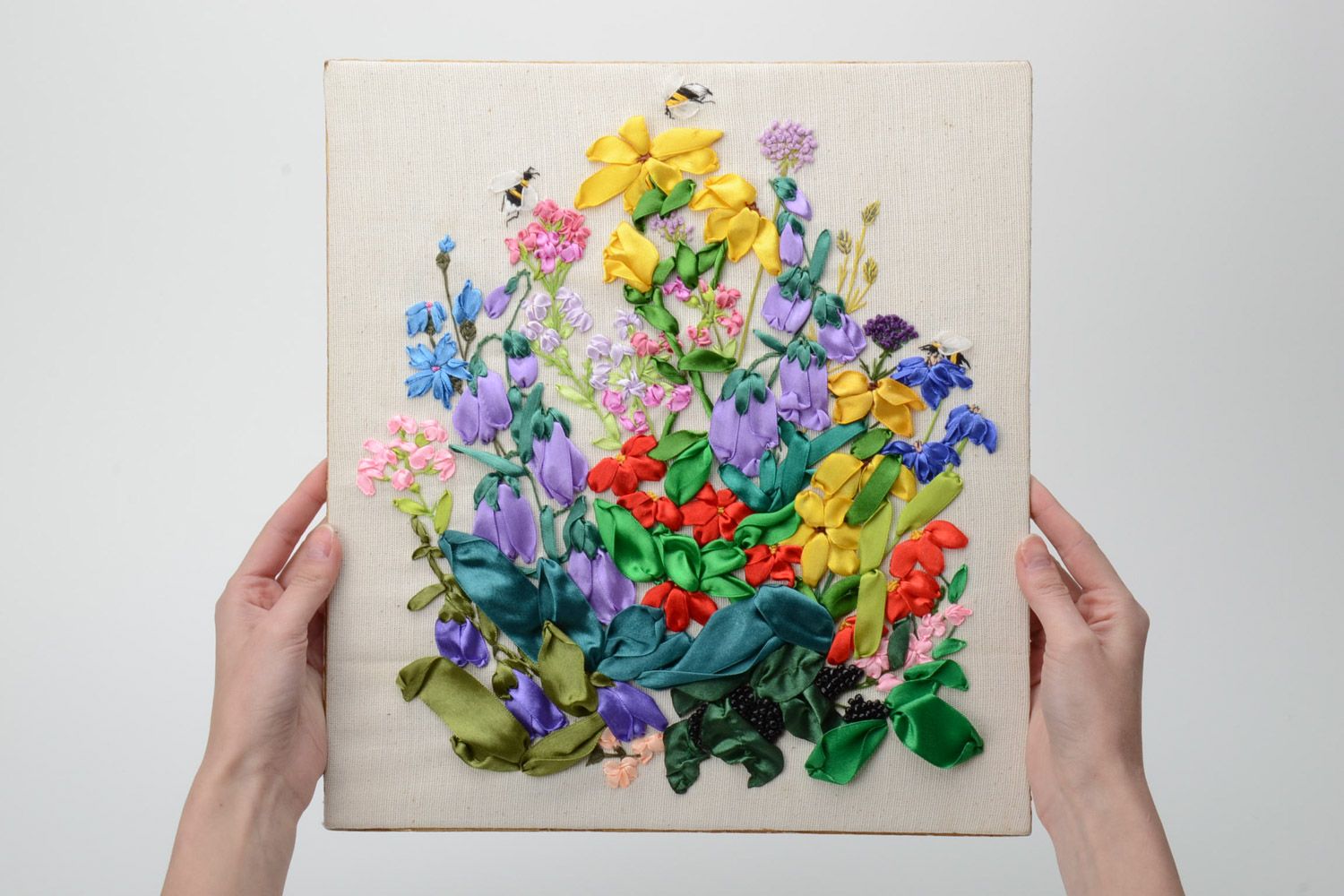Handmade besticktes Wandbild Blumen auf Leinwand mit Atlasbändern im Holzrahmen foto 5