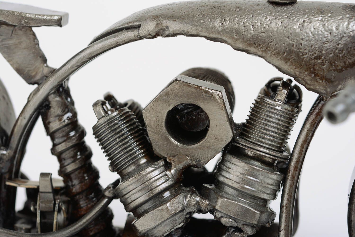 Металлическая статуэтка мотоцикла в стиле техно арт ручной работы авторская оригинальная фото 3