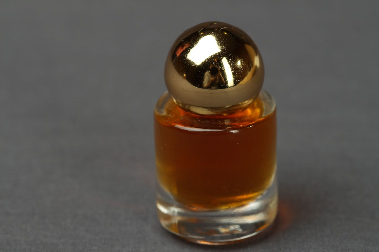 Perfume de óleo num pequeno frasco  foto 1