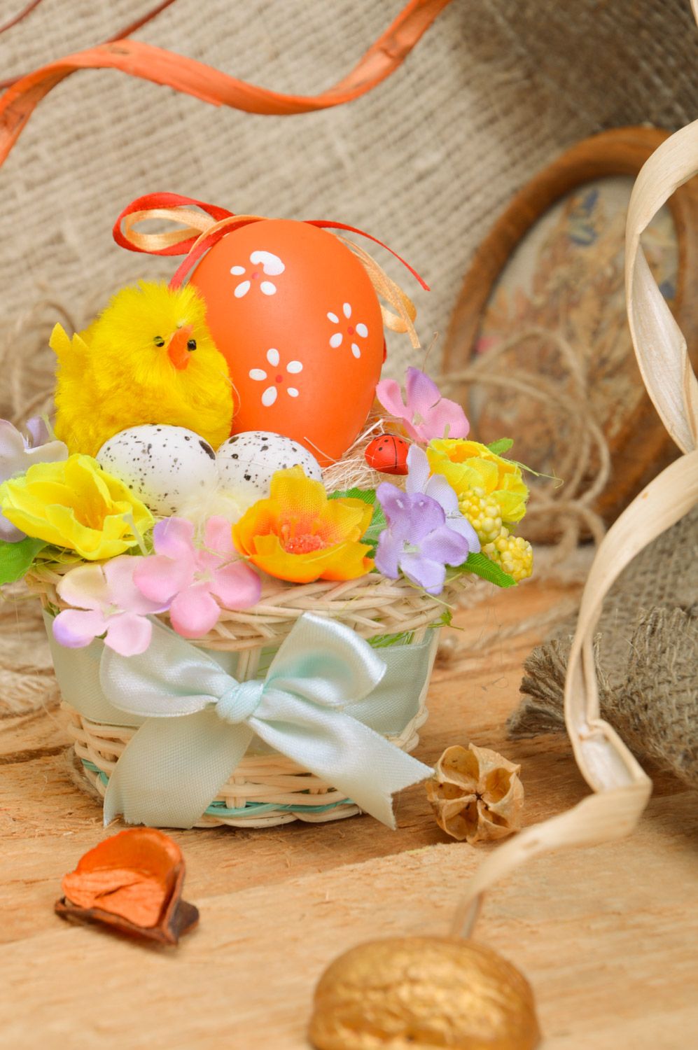 Petit panier avec oeuf de Pâques décoratif fait main orné de ruban et fleurs photo 1
