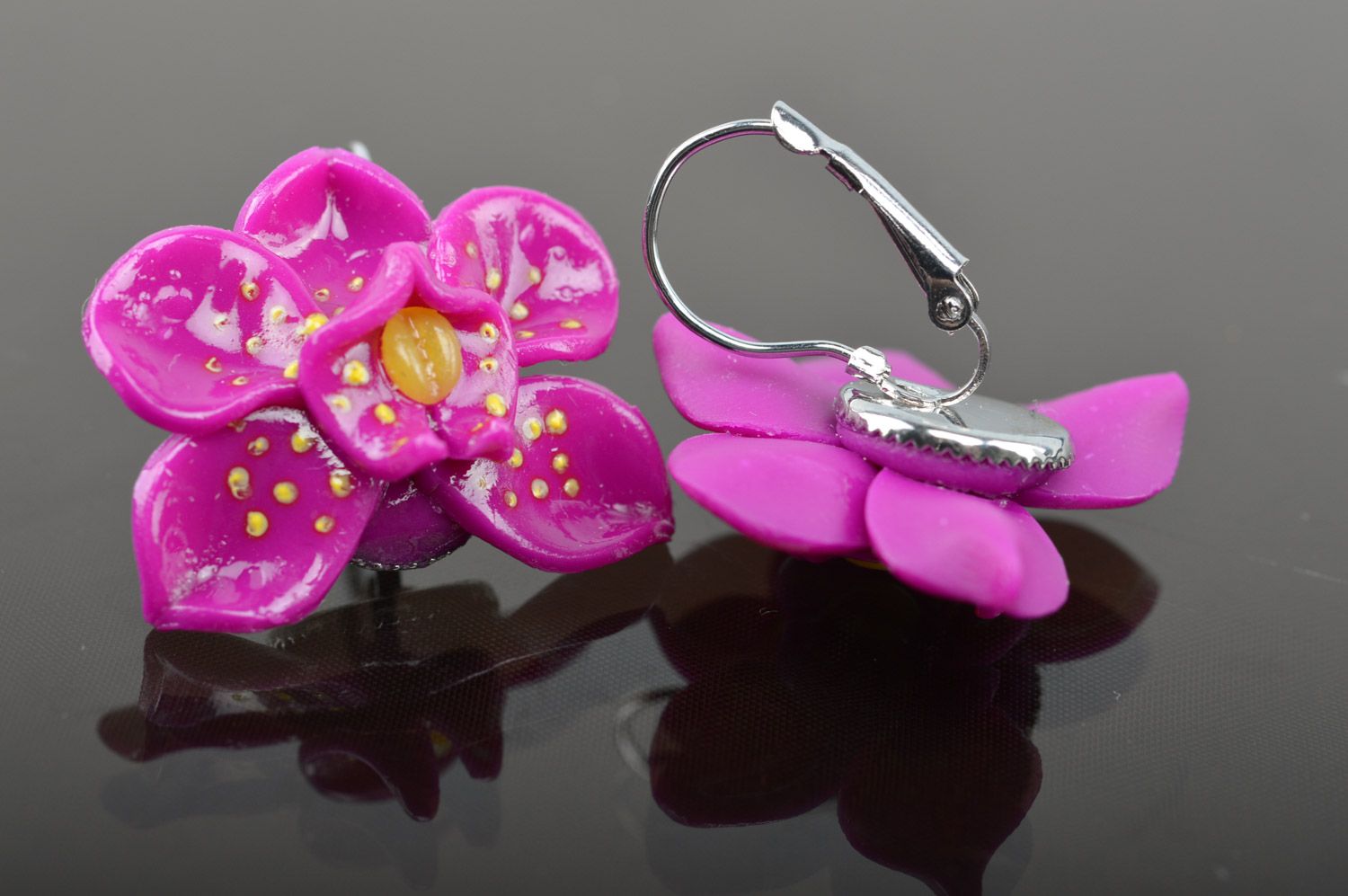 Boucles d'oreilles en pâte polymère fleurs orchidées framboises faites main photo 3