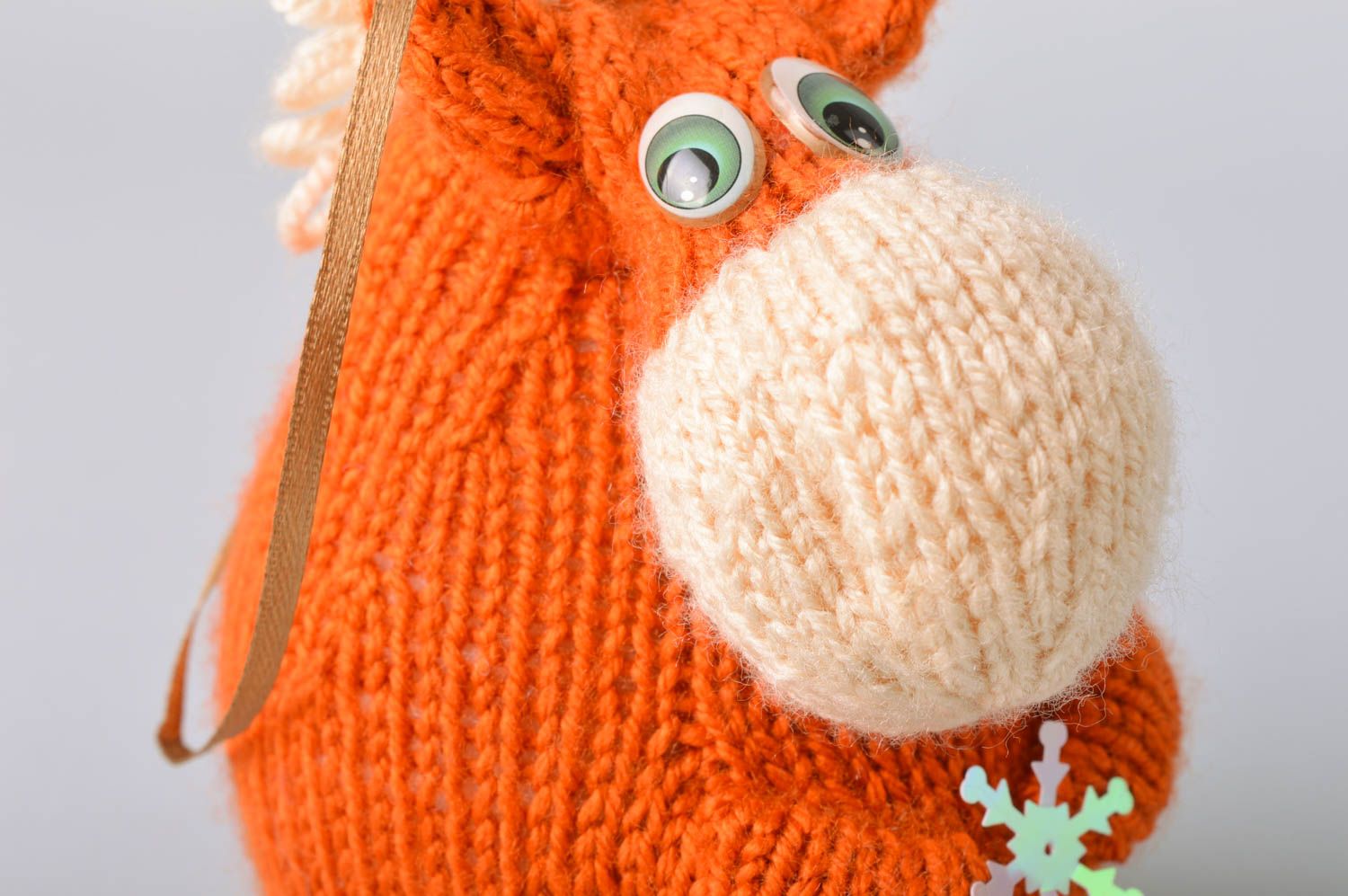 Jouet tricoté en coton et acrylique fait main à suspendre petit Vache orange photo 5