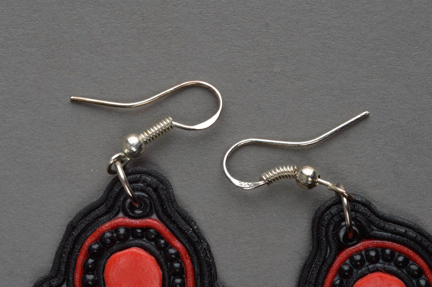 Rot schwarze handgemachte Ohrringe mit Anhängern mit Soutache Ornament für Damen foto 4
