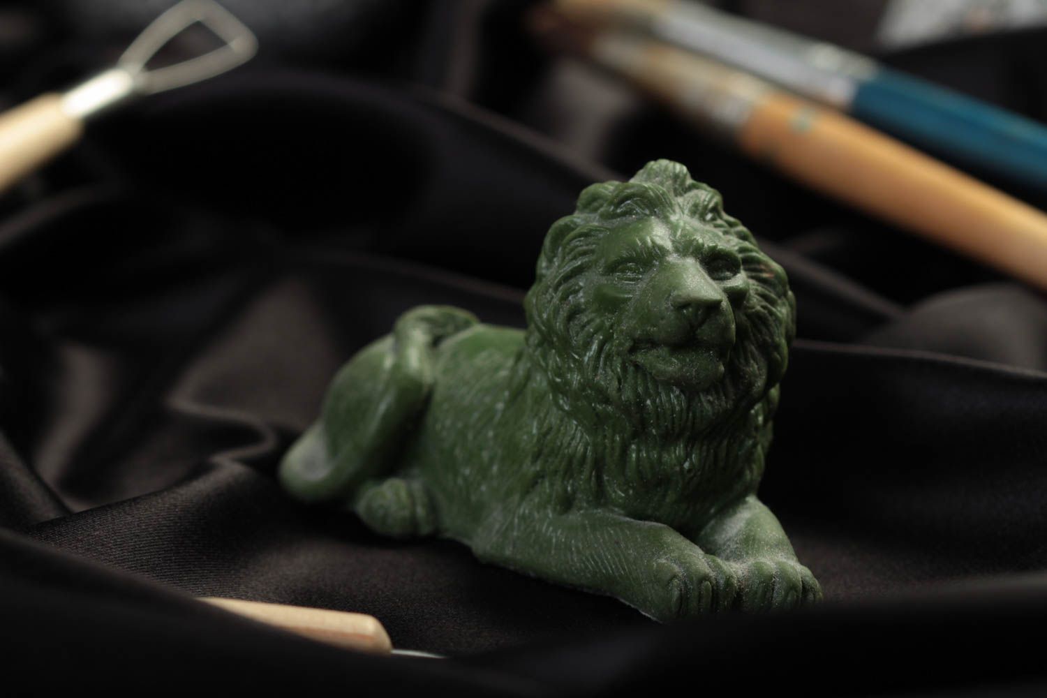 Статуэтка из полимерной смолы нэцкэ лев маленькая ручной работы зеленая  фото 1
