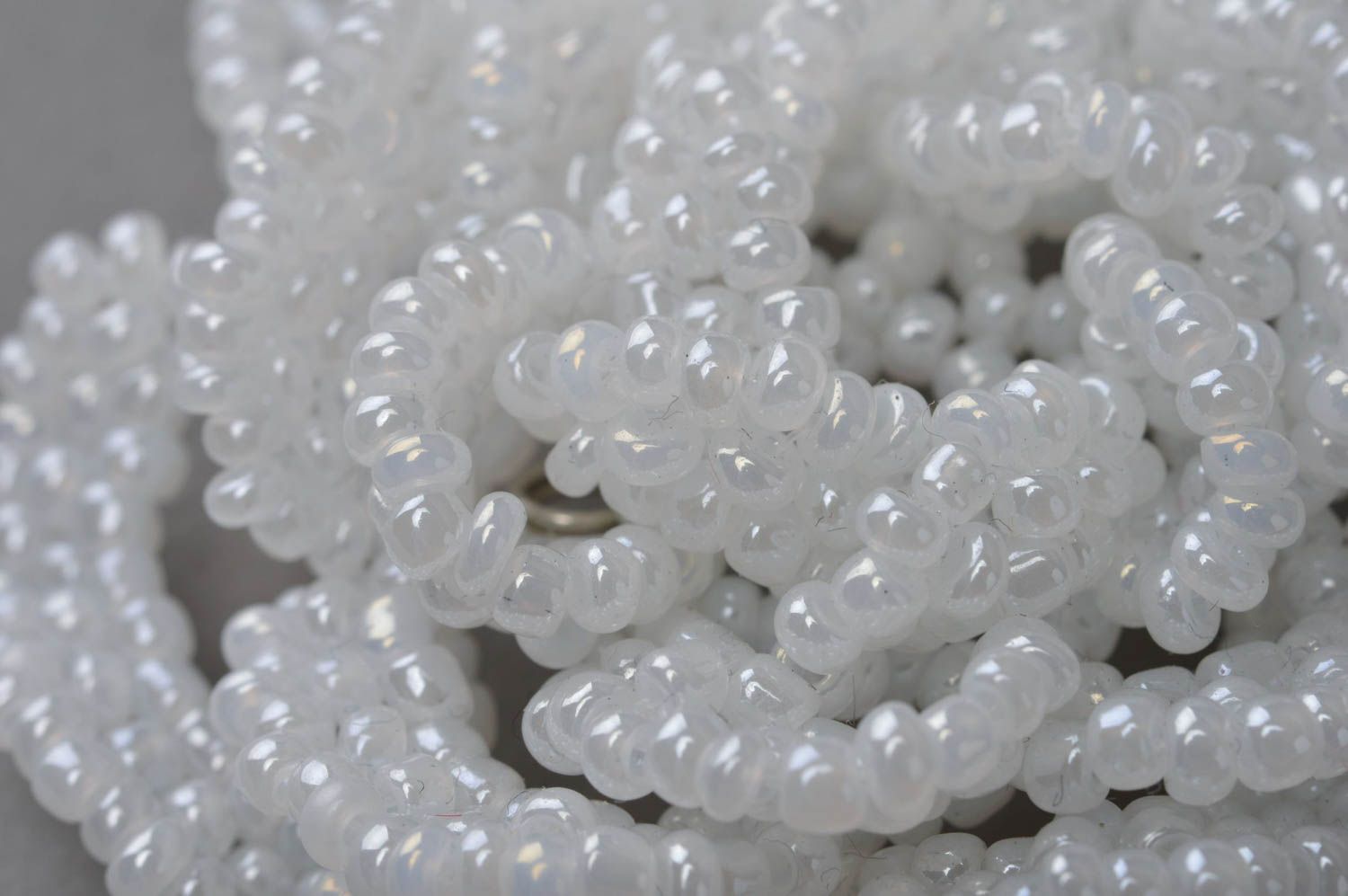 Broche blanche faite main en perles de rocaille en forme de fleur belle photo 5