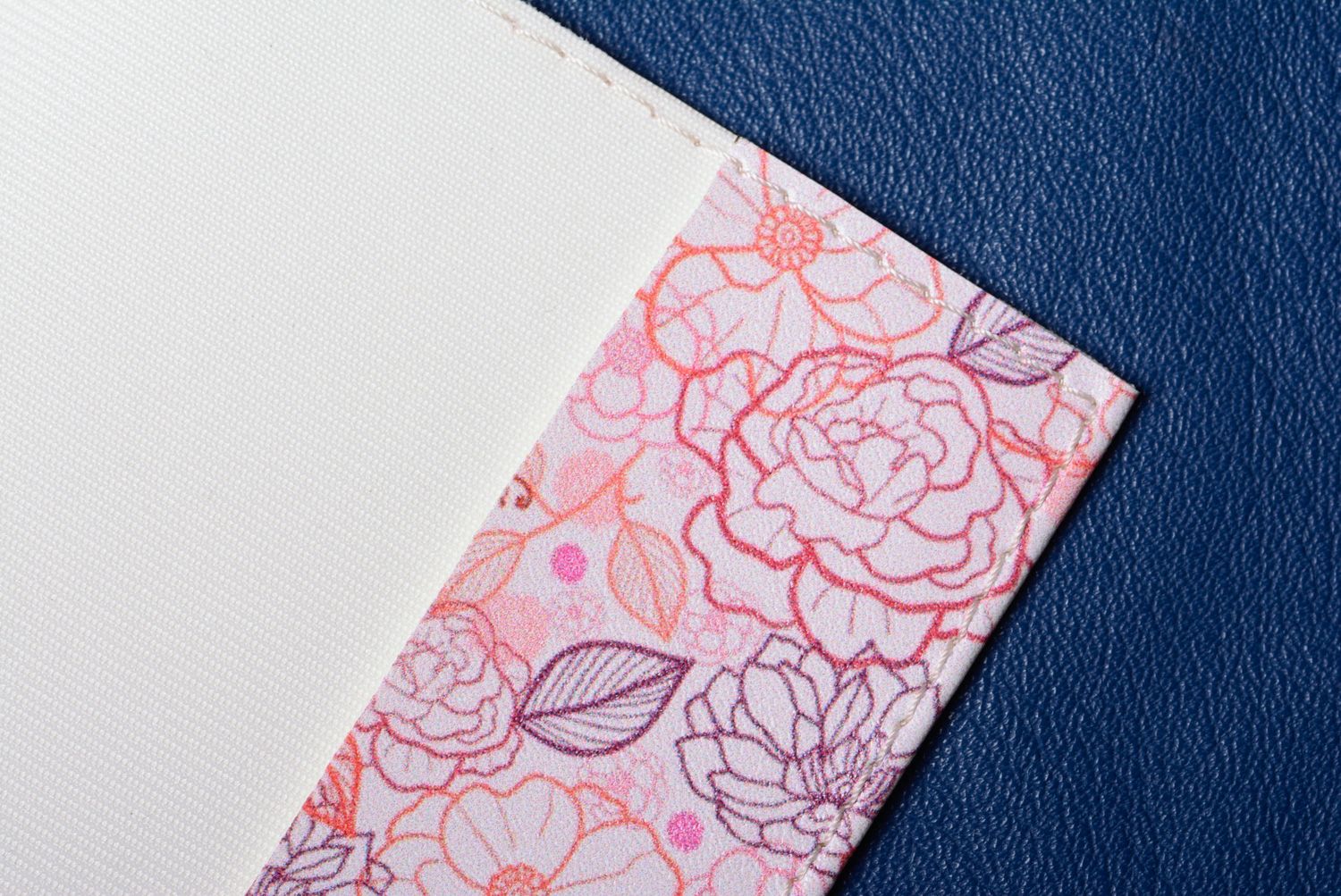 Standardmäßige rosafarbige handgemachte Passhülle aus Kunstleder mit Blumenmuster für Frauen foto 5