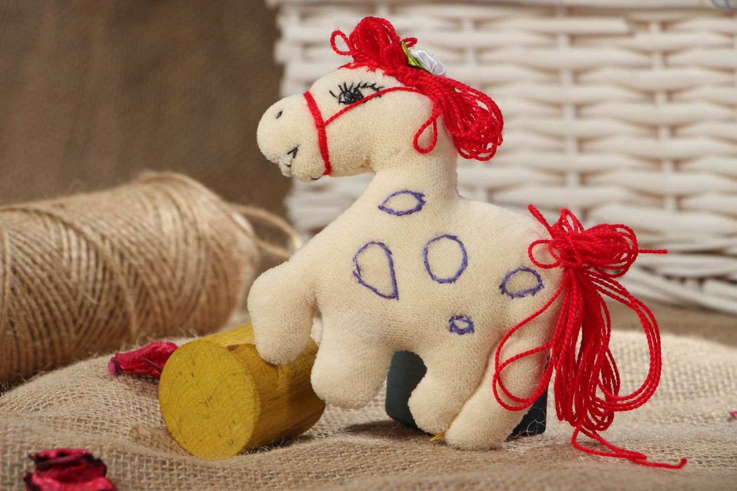 Jouet décoratif en tissu fait main original pour enfant en forme de petit cheval photo 5