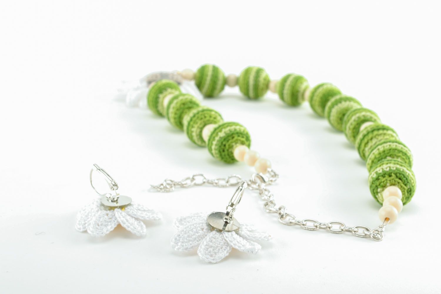 Set de boucles d'oreilles et collier en perles tricotées vert fait main  photo 3